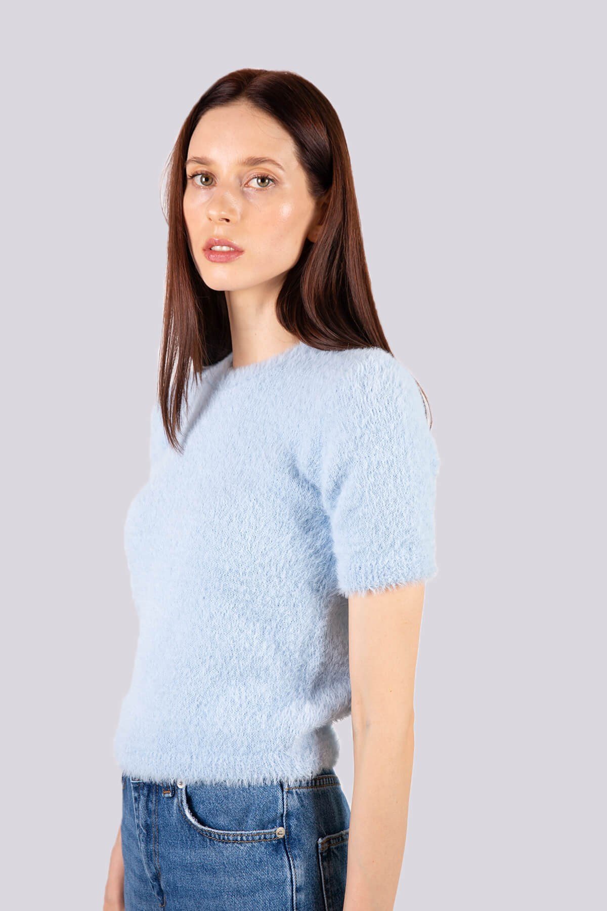 Mavi tüylü kısa kollu kazak ve diğer Triko modellerimiz için online alışveriş mağazamızı ziyaret edin. 