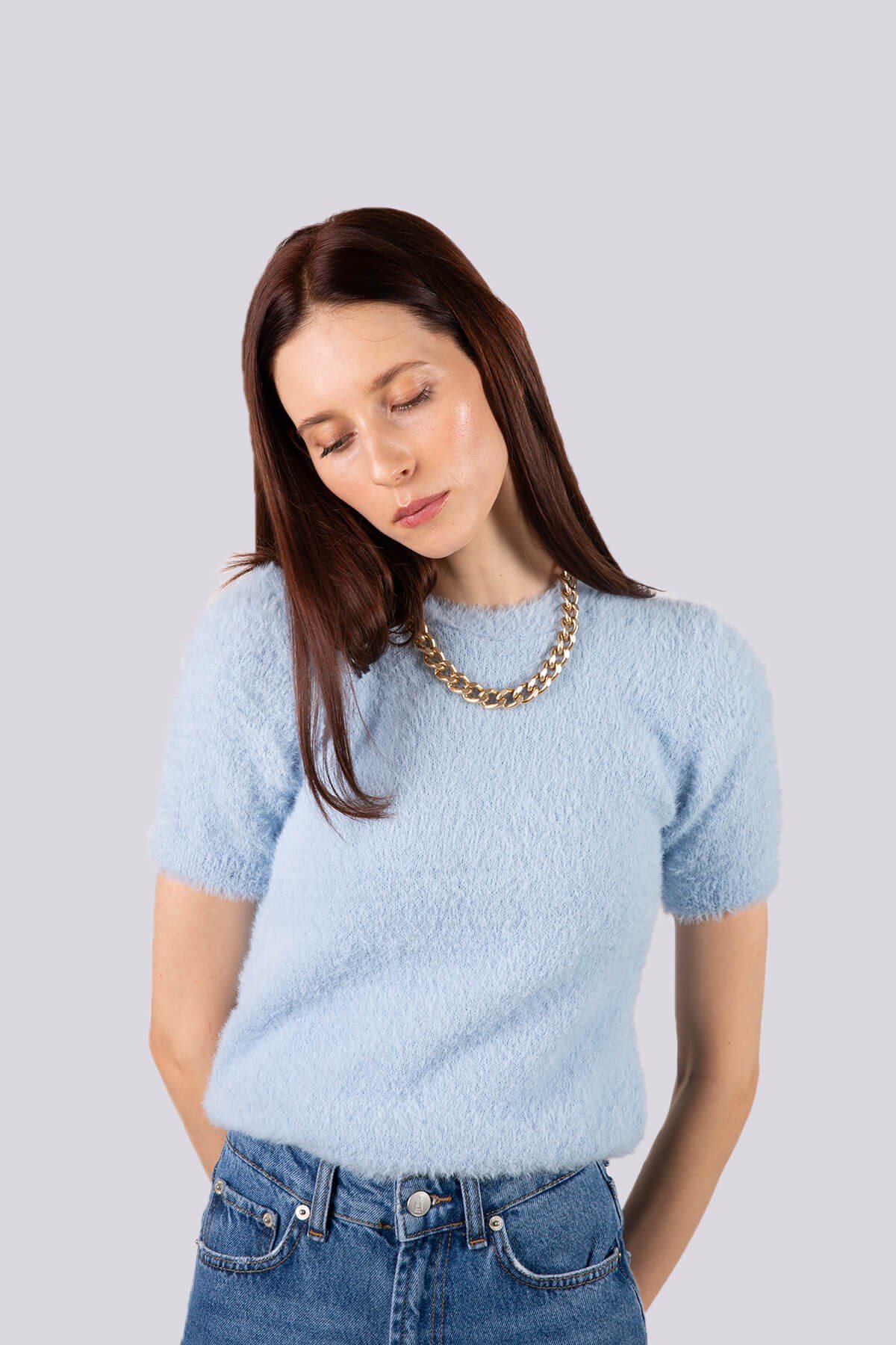 Mavi tüylü kısa kollu kazak ve diğer Triko modellerimiz için online alışveriş mağazamızı ziyaret edin. 