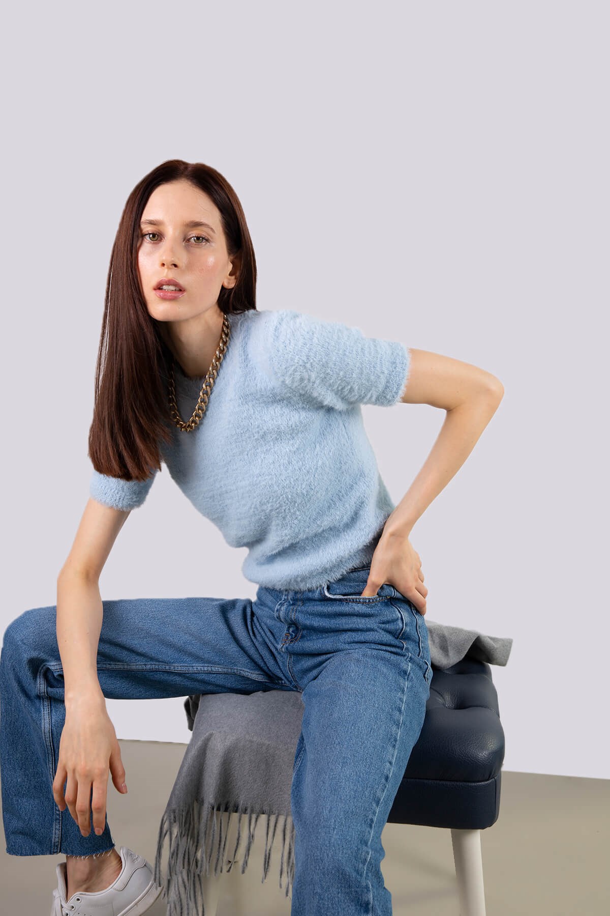 Mavi tüylü kısa kollu kazak ve diğer Triko modellerimiz için online alışveriş mağazamızı ziyaret edin. 