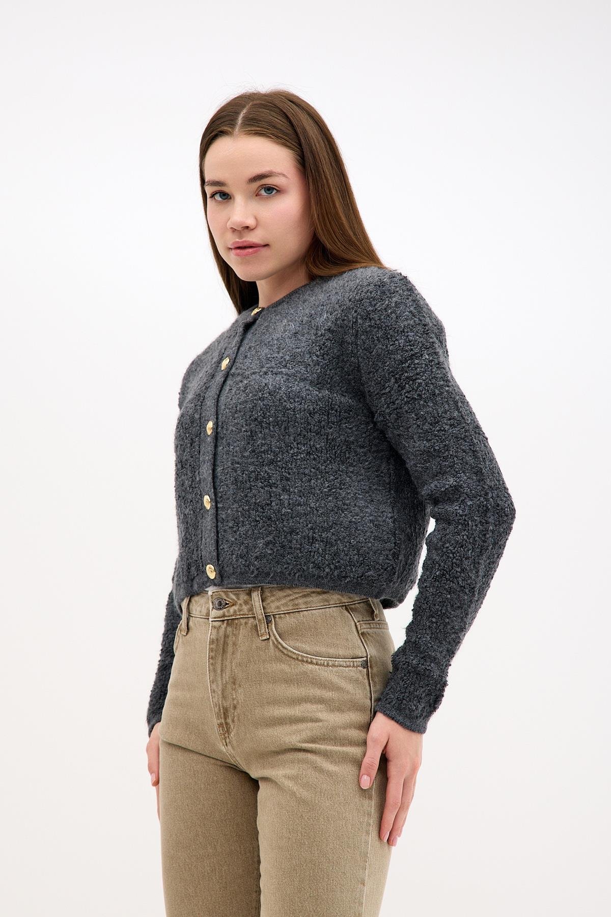 Önden Altın Düğme Detaylı Havlu Kumaş Koyu Gri Füme Triko ve diğer Triko modellerimiz için online alışveriş mağazamızı ziyaret edin. 