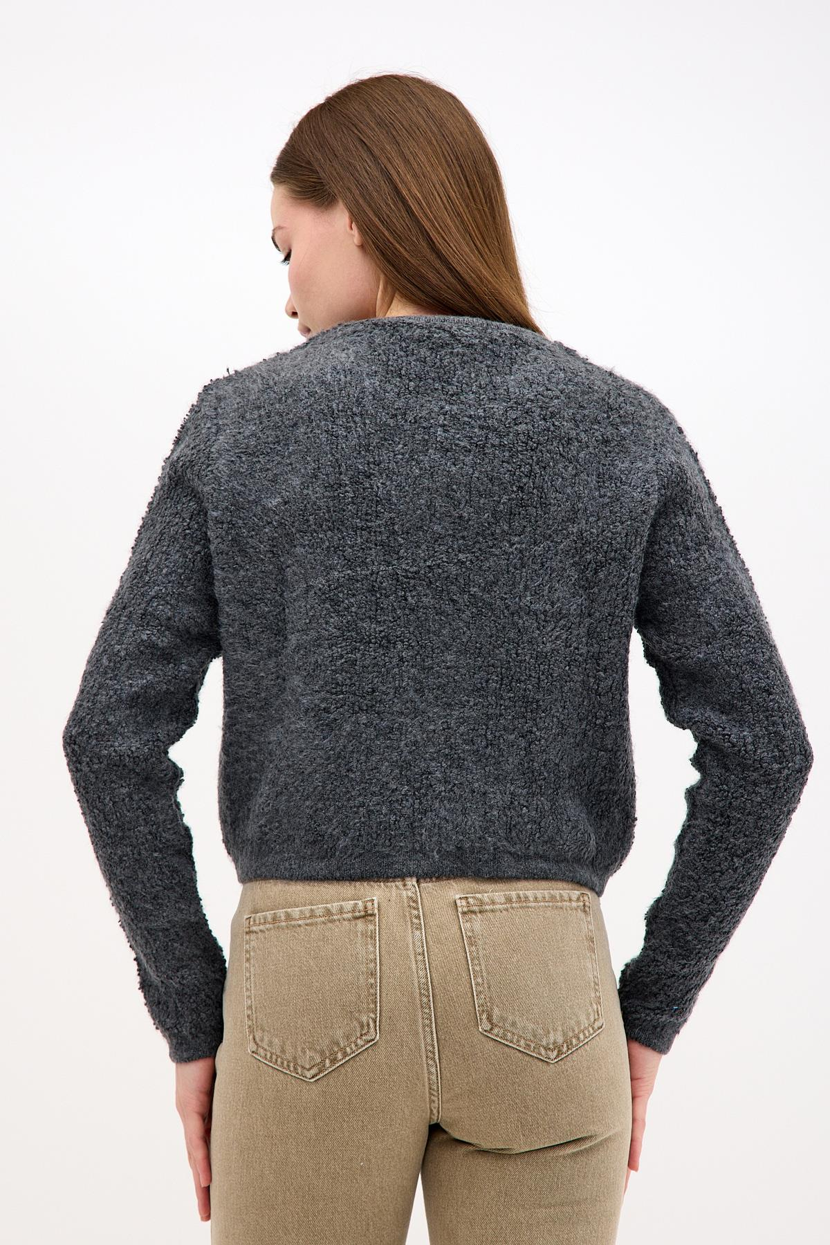 Önden Altın Düğme Detaylı Havlu Kumaş Koyu Gri Füme Triko ve diğer Triko modellerimiz için online alışveriş mağazamızı ziyaret edin. 