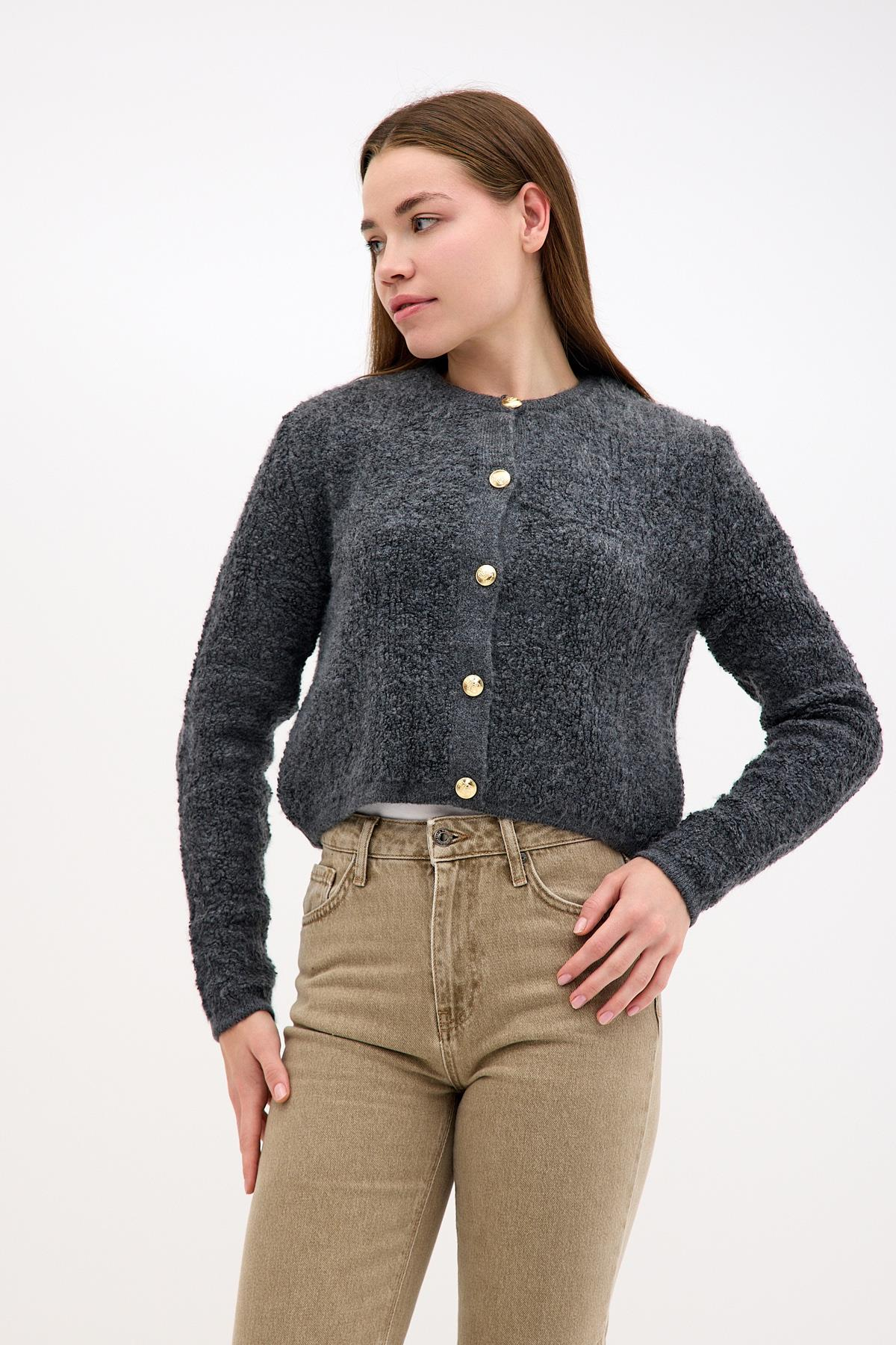 Önden Altın Düğme Detaylı Havlu Kumaş Koyu Gri Füme Triko ve diğer Triko modellerimiz için online alışveriş mağazamızı ziyaret edin. 