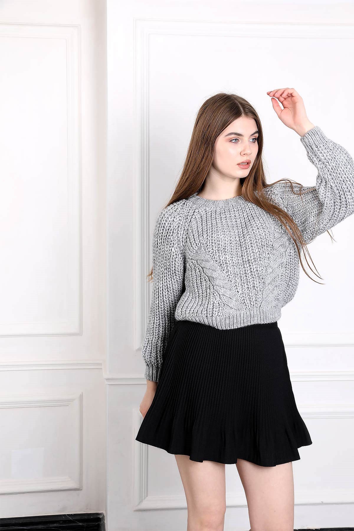 Önü örgü detaylı kazak - Gri ve diğer Triko modellerimiz için online alışveriş mağazamızı ziyaret edin. 