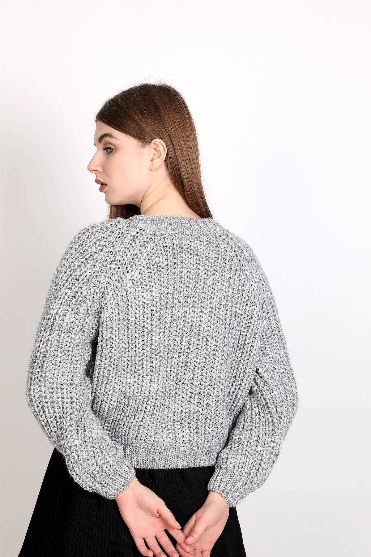 Önü örgü detaylı kazak - Gri ve diğer Triko modellerimiz için online alışveriş mağazamızı ziyaret edin. 