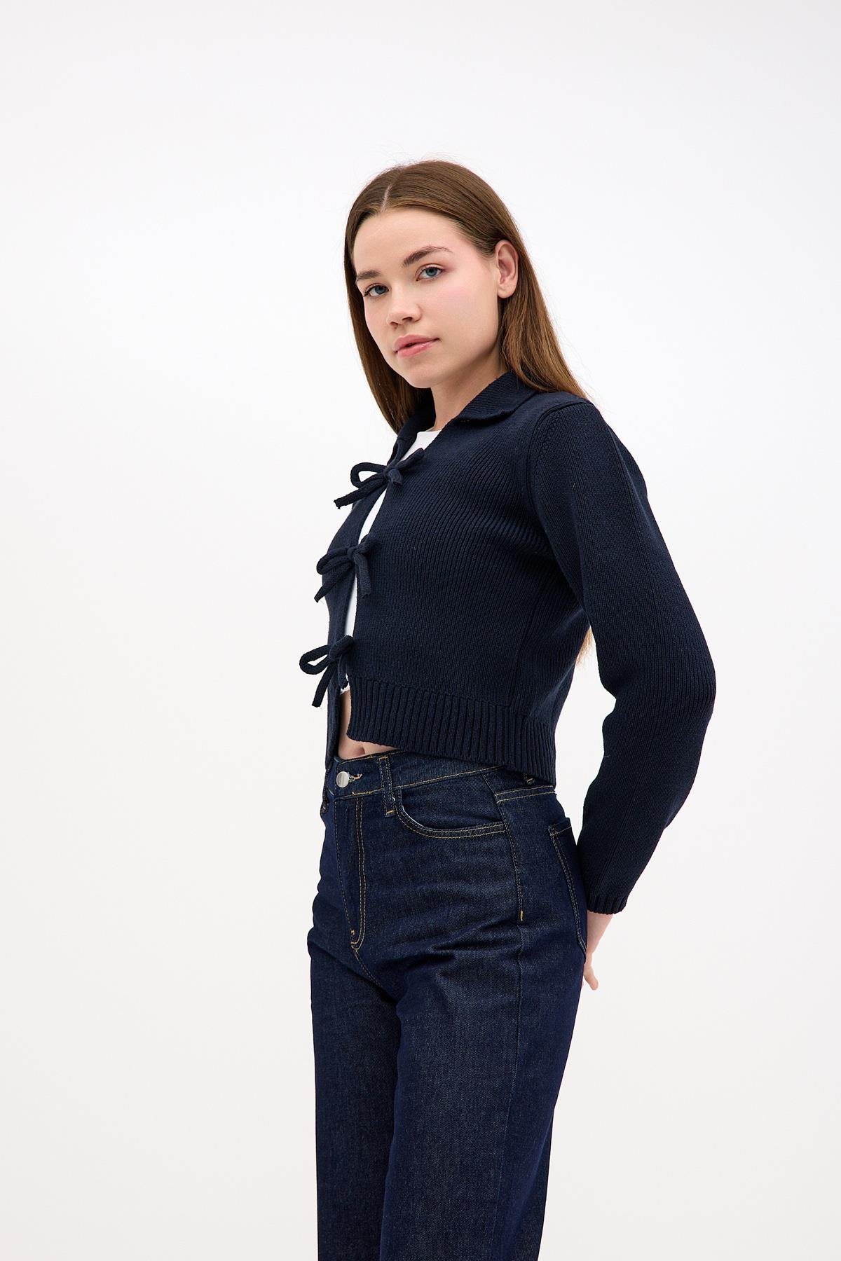 Pamuk Crop Polo Yaka Bağcıklı Kurdele Detaylı Lacivert Triko ve diğer Triko modellerimiz için online alışveriş mağazamızı ziyaret edin. 