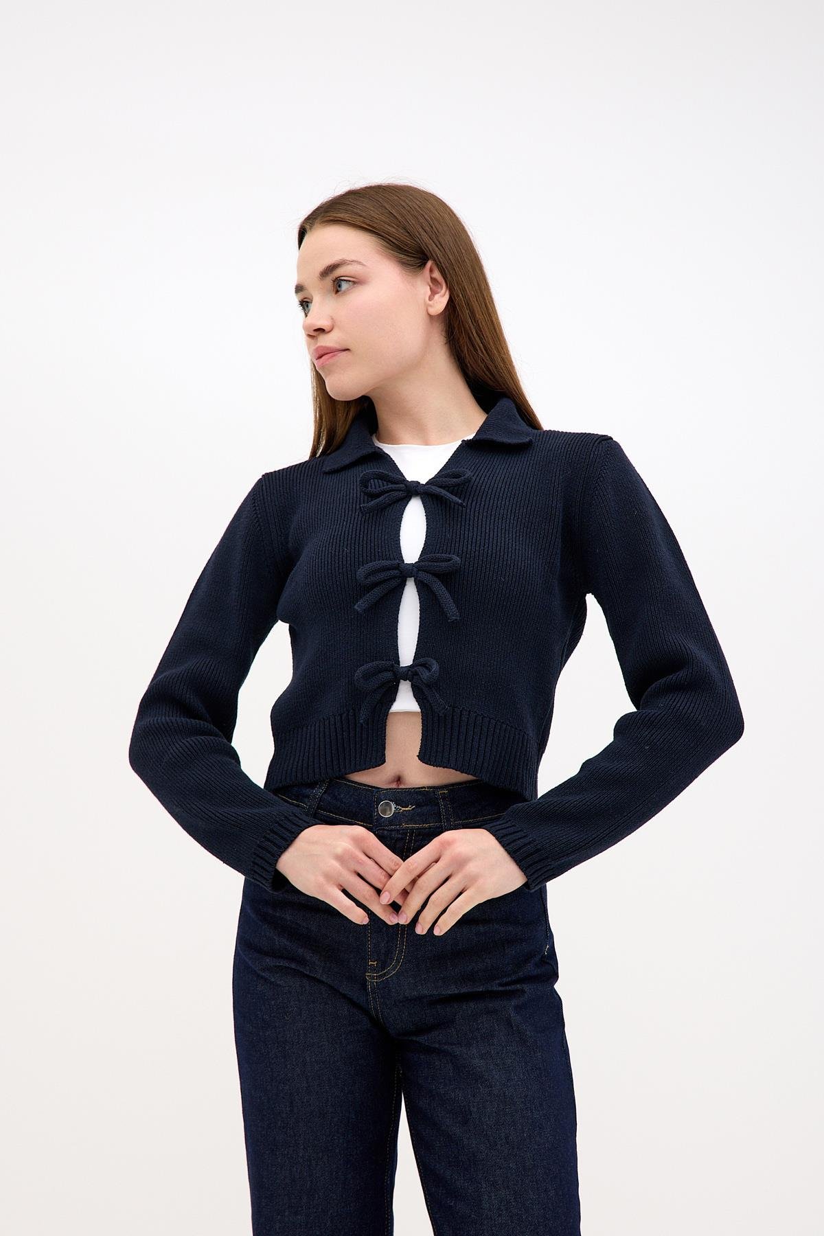 Pamuk Crop Polo Yaka Bağcıklı Kurdele Detaylı Lacivert Triko ve diğer Triko modellerimiz için online alışveriş mağazamızı ziyaret edin. 