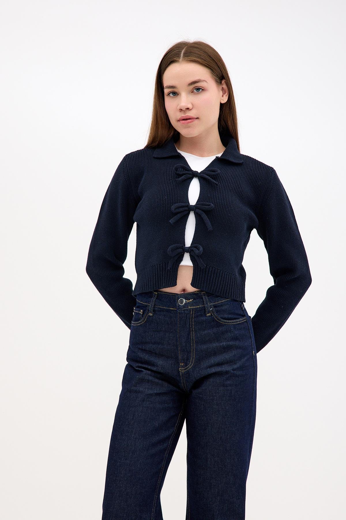 Pamuk Crop Polo Yaka Bağcıklı Kurdele Detaylı Lacivert Triko ve diğer Triko modellerimiz için online alışveriş mağazamızı ziyaret edin. 