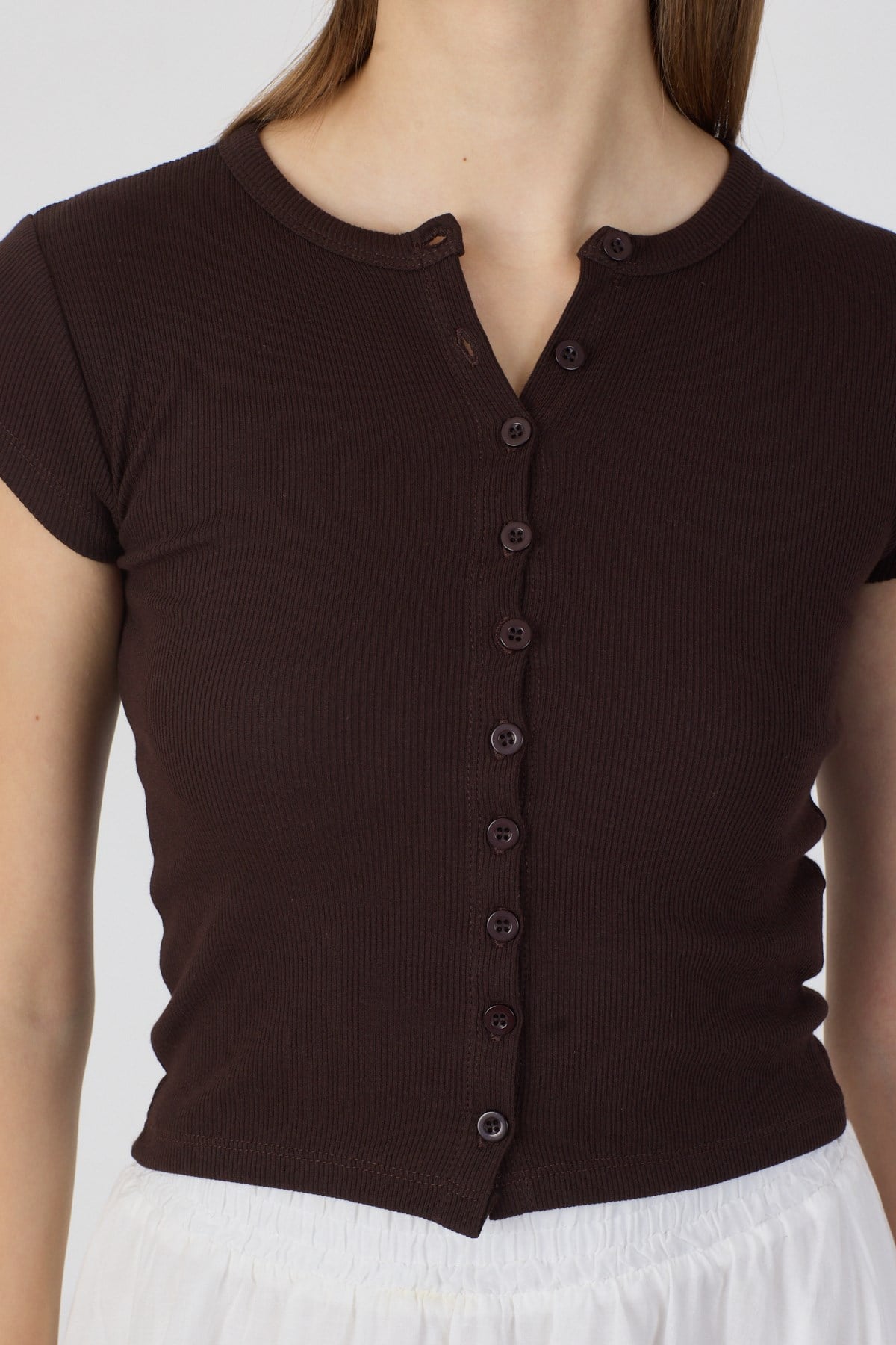 Pamuk Önden Düğmeli Kaşkorse Crop Bluz - Kahverengi ve diğer Bluz modellerimiz için online alışveriş mağazamızı ziyaret edin. 