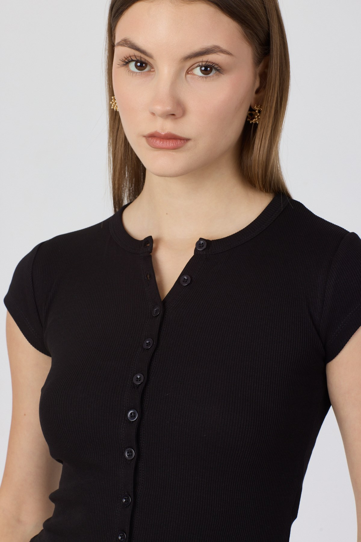 Pamuk Önden Düğmeli Kaşkorse Crop Bluz - Siyah ve diğer Bluz modellerimiz için online alışveriş mağazamızı ziyaret edin. 