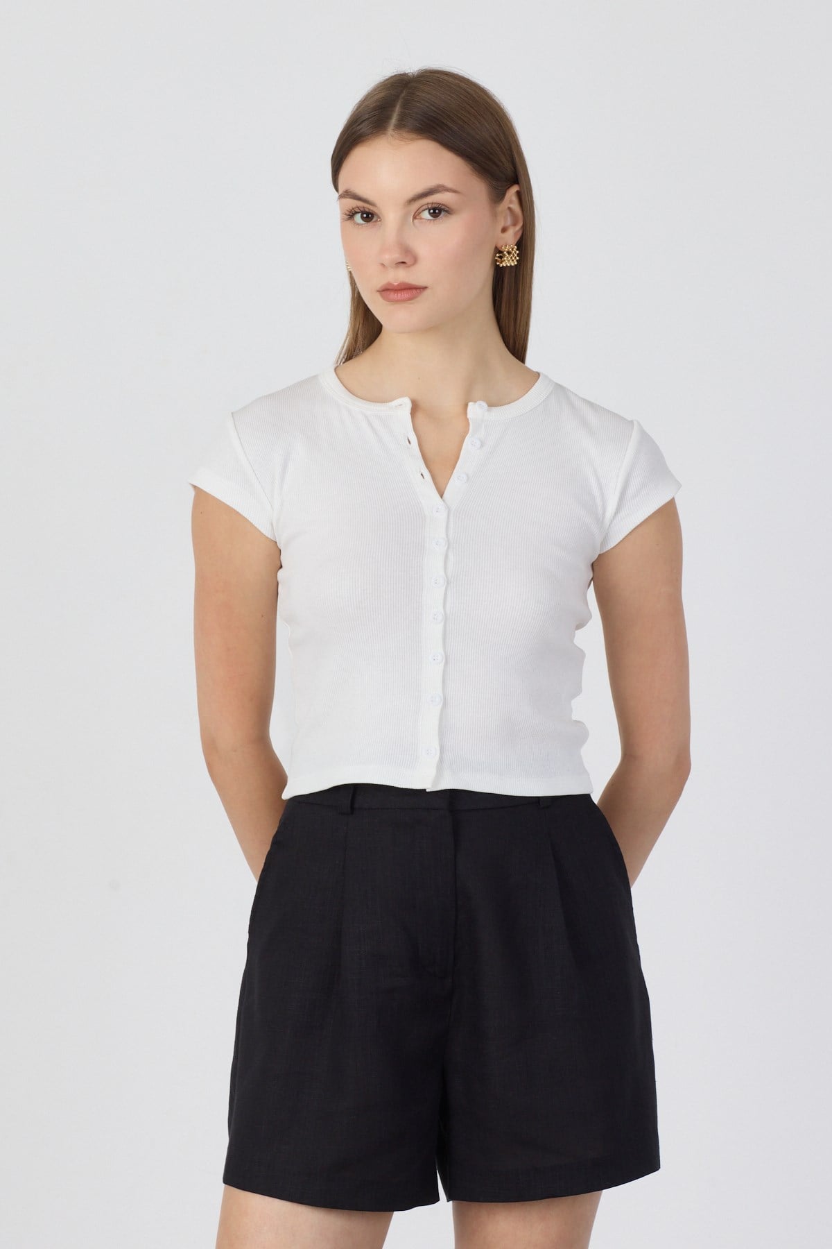 Pamuk Önden Düğmeli Kaşkorse Crop Bluz - Beyaz ve diğer Bluz modellerimiz için online alışveriş mağazamızı ziyaret edin. 