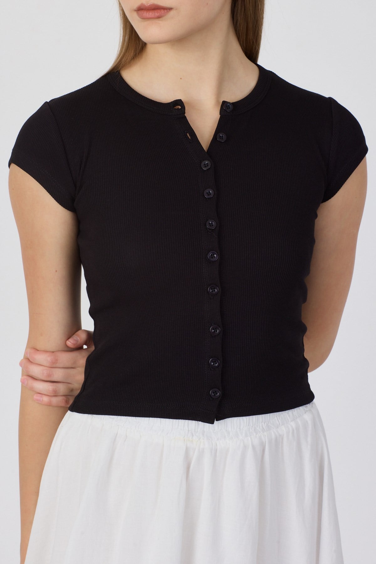 Pamuk Önden Düğmeli Kaşkorse Crop Bluz - Siyah ve diğer Bluz modellerimiz için online alışveriş mağazamızı ziyaret edin. 