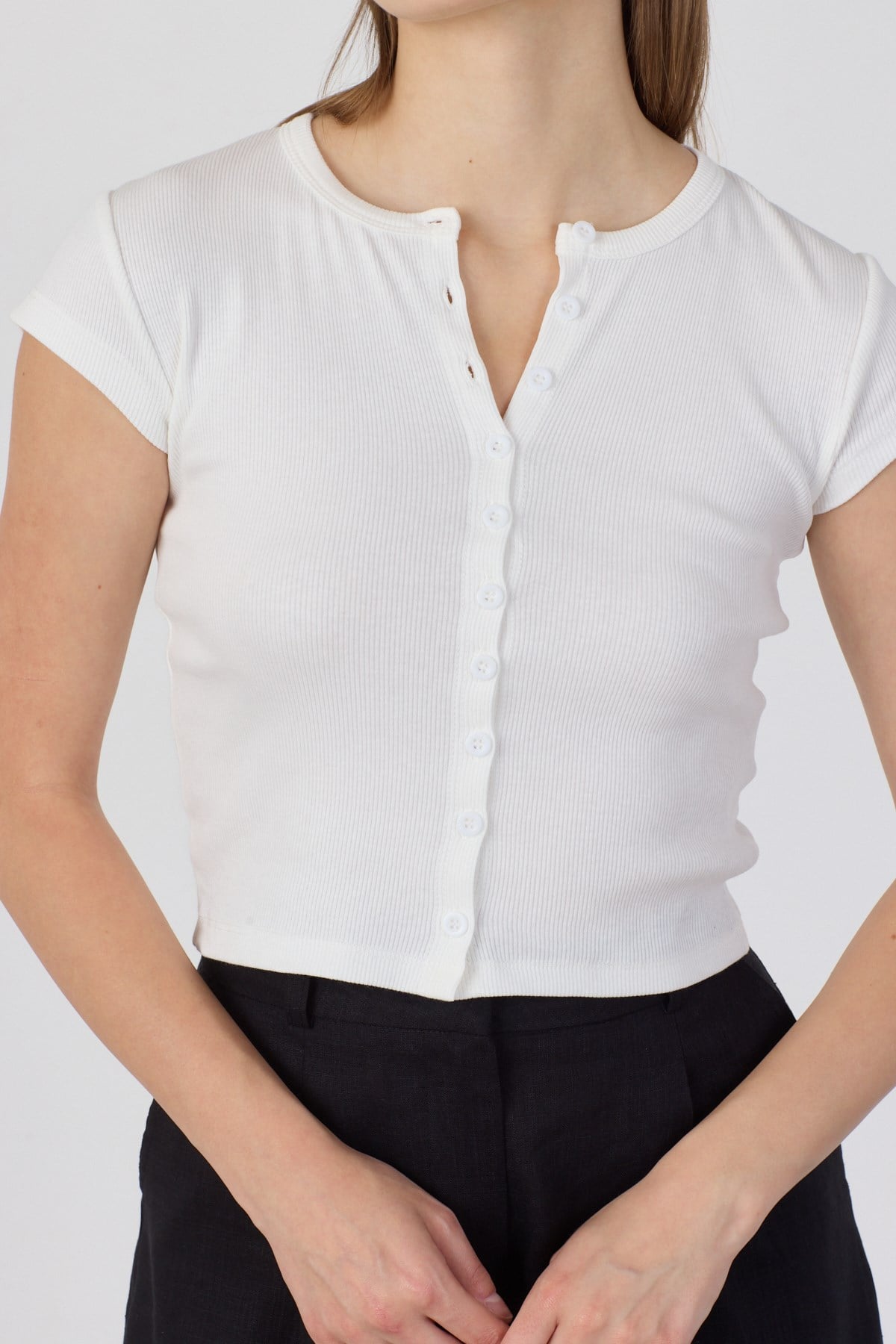 Pamuk Önden Düğmeli Kaşkorse Crop Bluz - Beyaz ve diğer Bluz modellerimiz için online alışveriş mağazamızı ziyaret edin. 