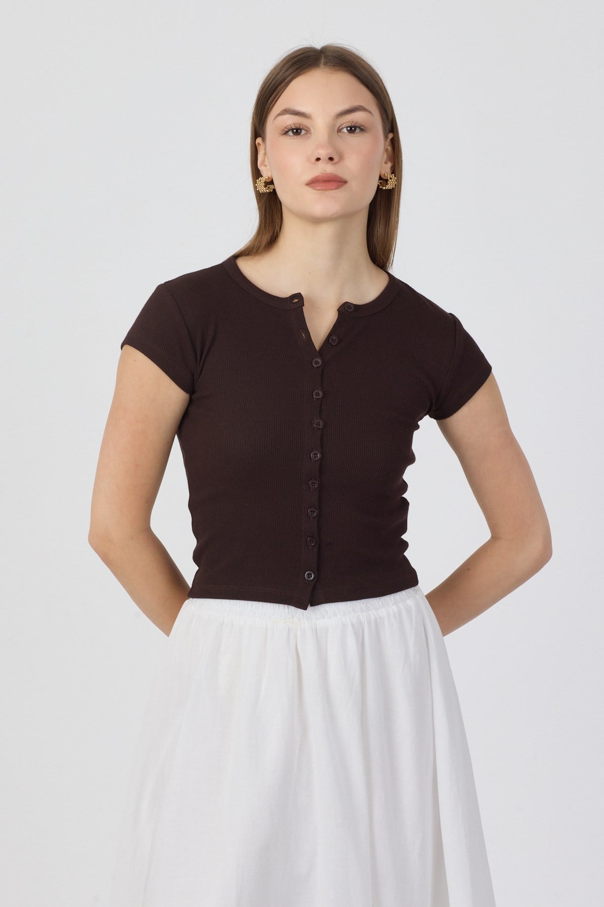 Pamuk Önden Düğmeli Kaşkorse Crop Bluz - Kahverengi ve diğer Bluz modellerimiz için online alışveriş mağazamızı ziyaret edin. 