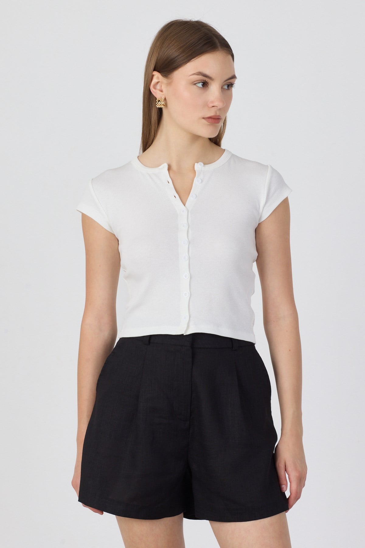 Pamuk Önden Düğmeli Kaşkorse Crop Bluz - Beyaz ve diğer Bluz modellerimiz için online alışveriş mağazamızı ziyaret edin. 