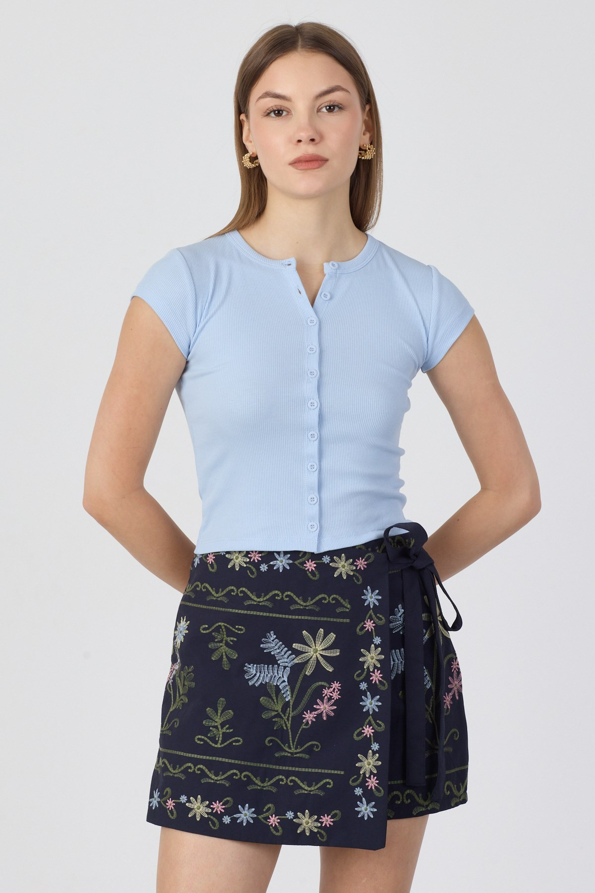 Pamuk Önden Düğmeli Kaşkorse Crop Bluz - Mavi ve diğer Bluz modellerimiz için online alışveriş mağazamızı ziyaret edin. 