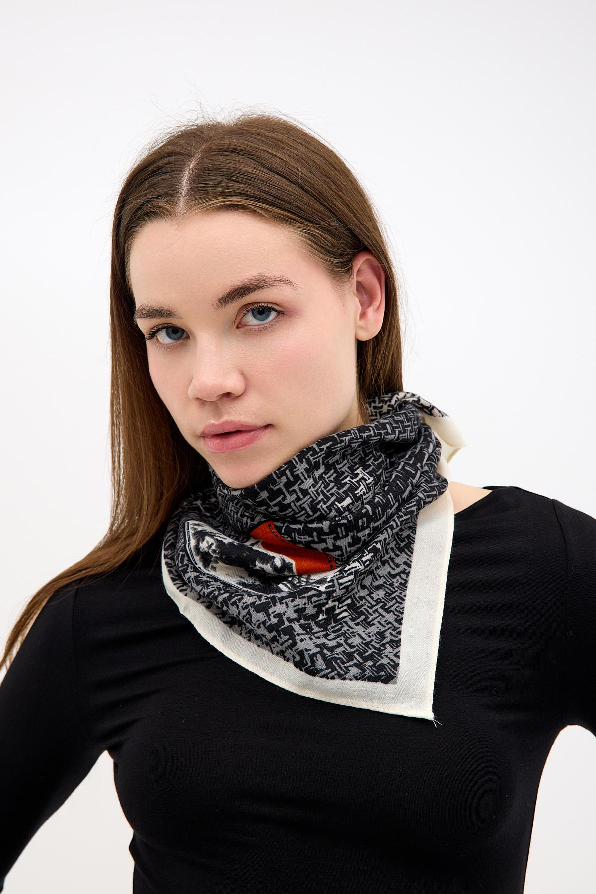 Pamuk Siyah-Krem Rengi-Gri Desenli Şal Fular ve diğer Fular modellerimiz için online alışveriş mağazamızı ziyaret edin. 