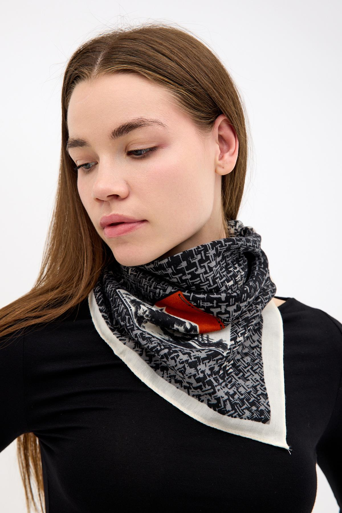 Pamuk Siyah-Krem Rengi-Gri Desenli Şal Fular ve diğer Fular modellerimiz için online alışveriş mağazamızı ziyaret edin. 