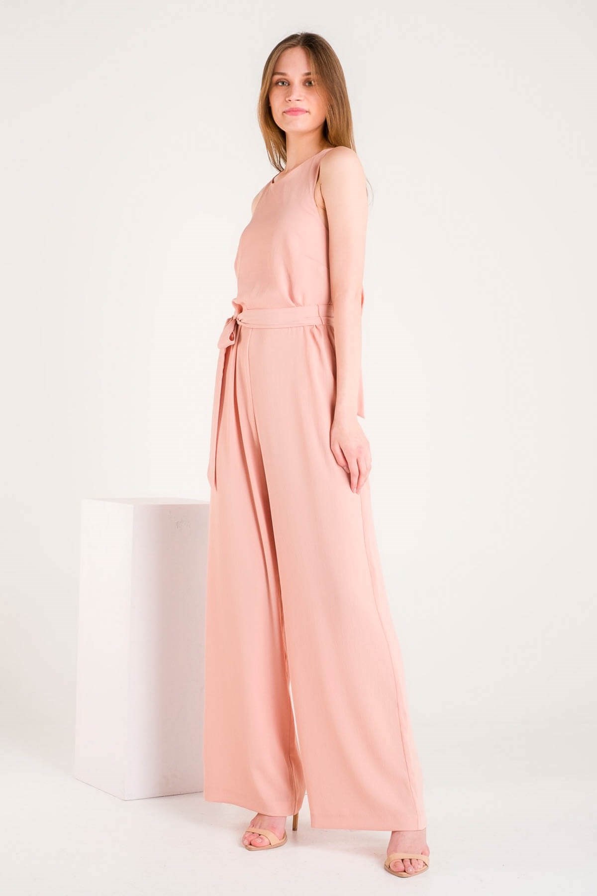 Pembe Sırtı Bağlama Detaylı Kuşaklı Tulum ve diğer Tulum modellerimiz için online alışveriş mağazamızı ziyaret edin. 