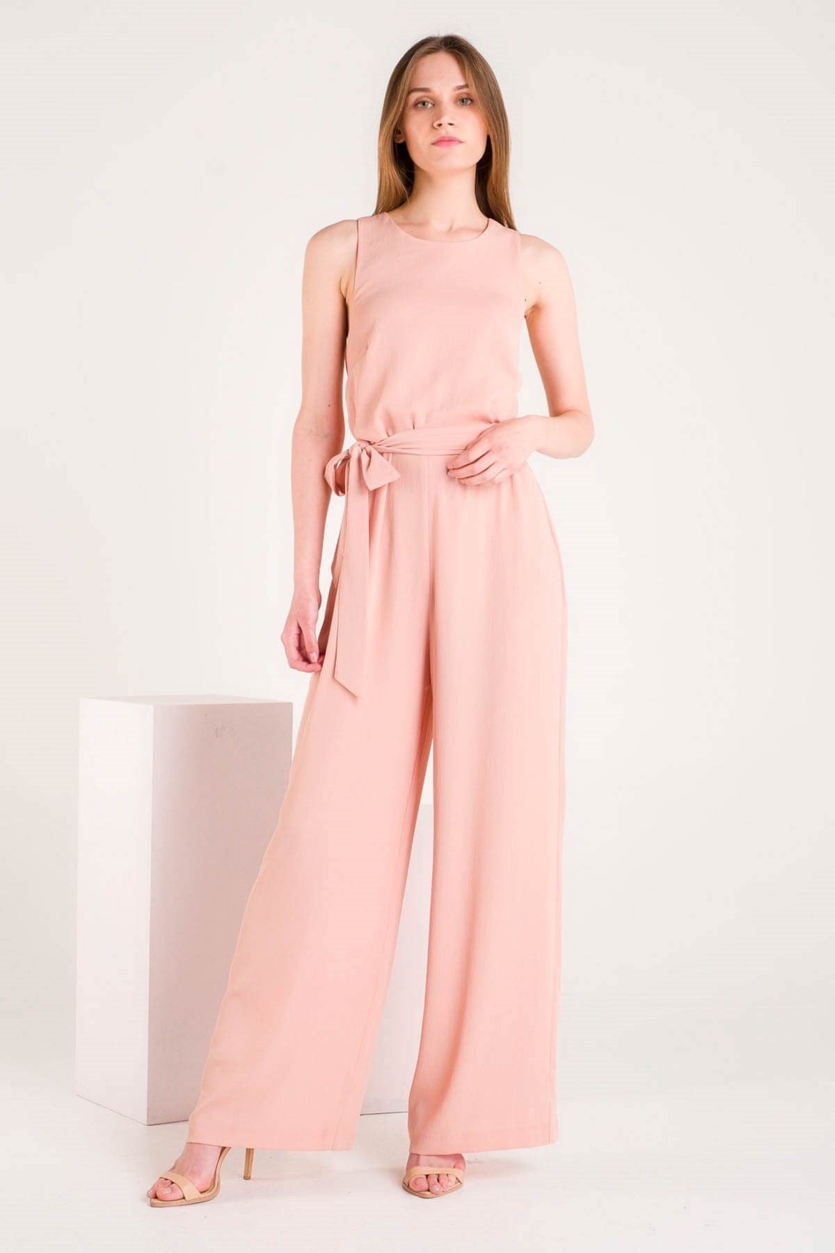 Pembe Sırtı Bağlama Detaylı Kuşaklı Tulum ve diğer Tulum modellerimiz için online alışveriş mağazamızı ziyaret edin. 