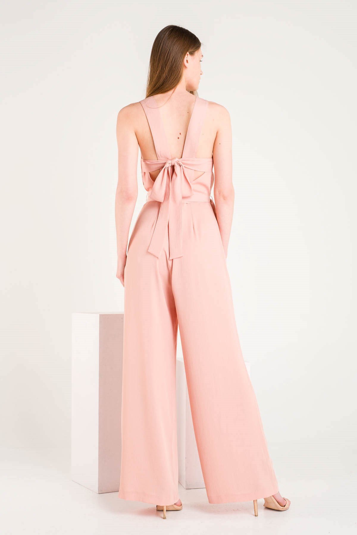 Pembe Sırtı Bağlama Detaylı Kuşaklı Tulum ve diğer Tulum modellerimiz için online alışveriş mağazamızı ziyaret edin. 