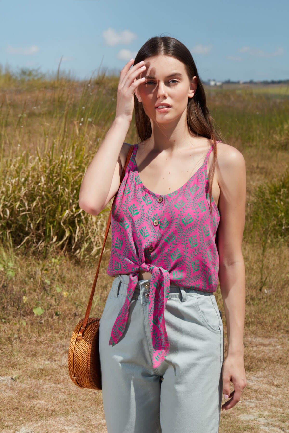 Pembe yeşil yaprak desenli önden bağlamalı bluz ve diğer Bluz & Gömlek modellerimiz için online alışveriş mağazamızı ziyaret edin. 