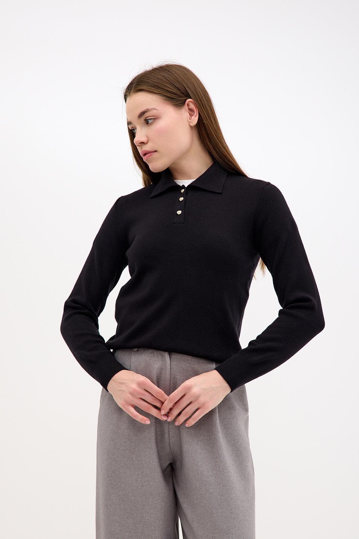 Polo Yaka Altın Düğme Detaylı Siyah Triko ve diğer Triko modellerimiz için online alışveriş mağazamızı ziyaret edin. 