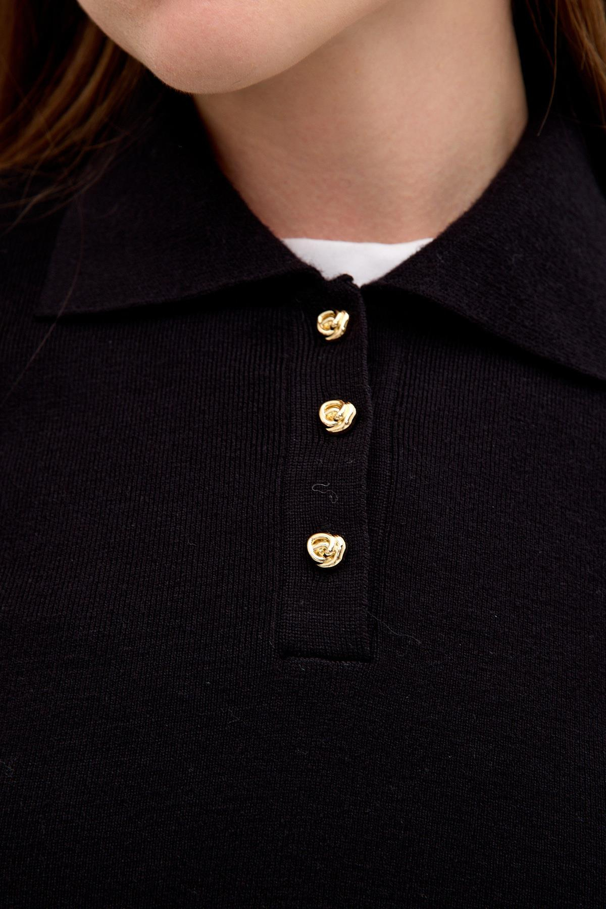 Polo Yaka Altın Düğme Detaylı Siyah Triko ve diğer Triko modellerimiz için online alışveriş mağazamızı ziyaret edin. 