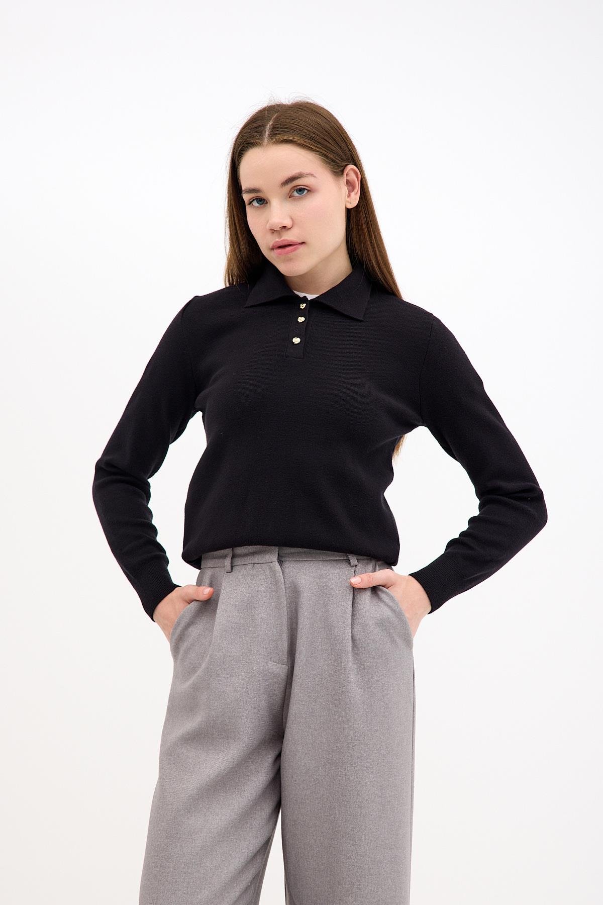 Polo Yaka Altın Düğme Detaylı Siyah Triko ve diğer Triko modellerimiz için online alışveriş mağazamızı ziyaret edin. 