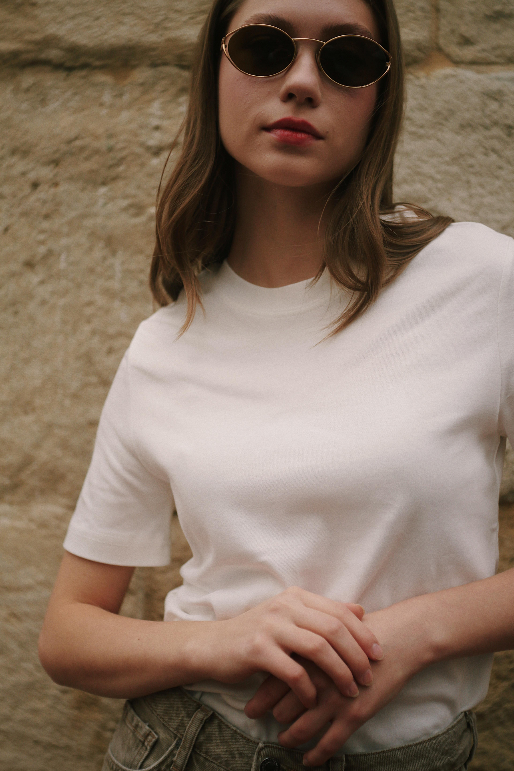 Premium Bisiklet Yaka Pamuklu Geniş Yaka Kadın Beyaz T-shirt Basic ve diğer T-Shirt modellerimiz için online alışveriş mağazamızı ziyaret edin. 