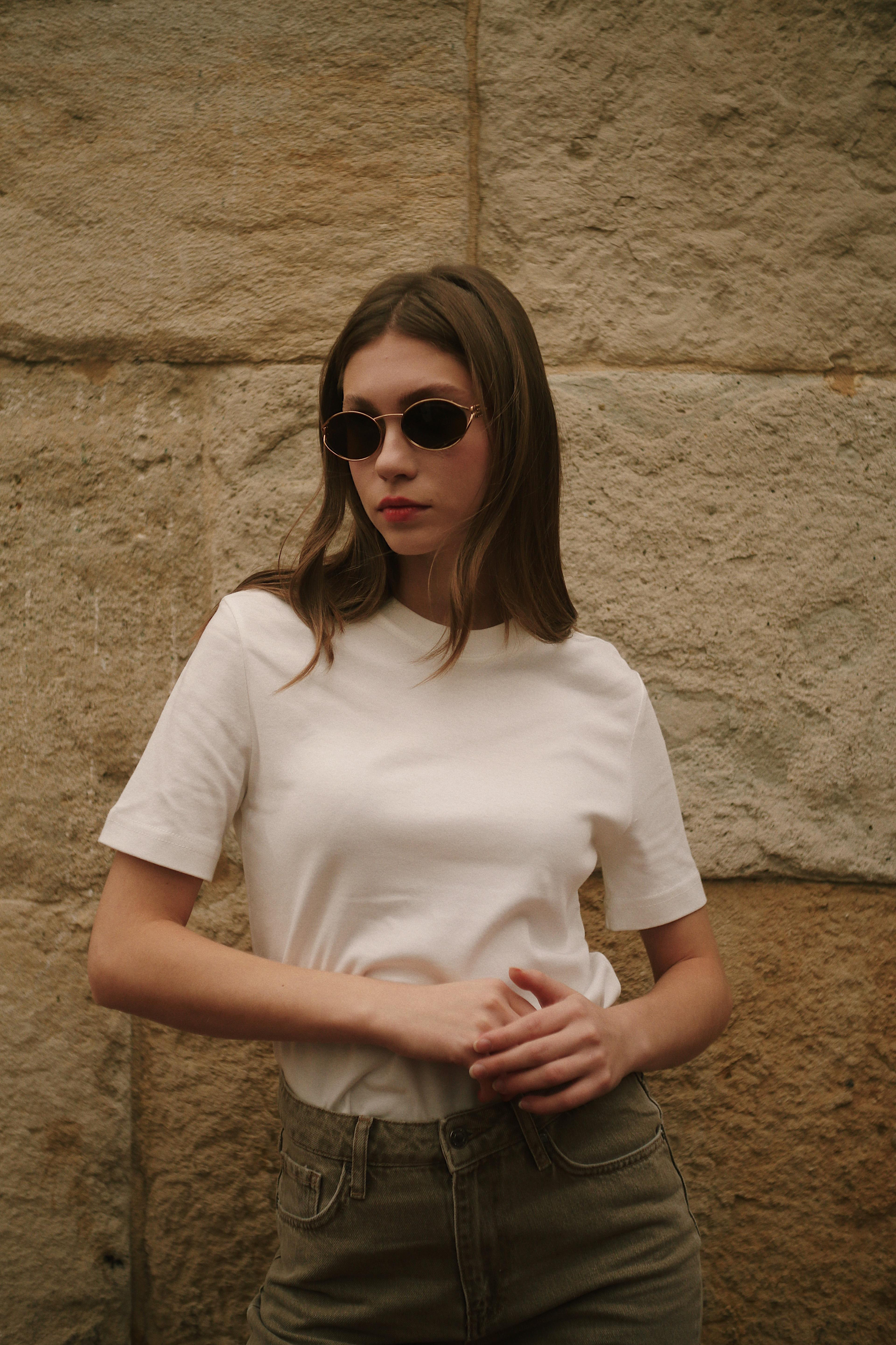 Premium Bisiklet Yaka Pamuklu Geniş Yaka Kadın Beyaz T-shirt Basic ve diğer T-Shirt modellerimiz için online alışveriş mağazamızı ziyaret edin. 