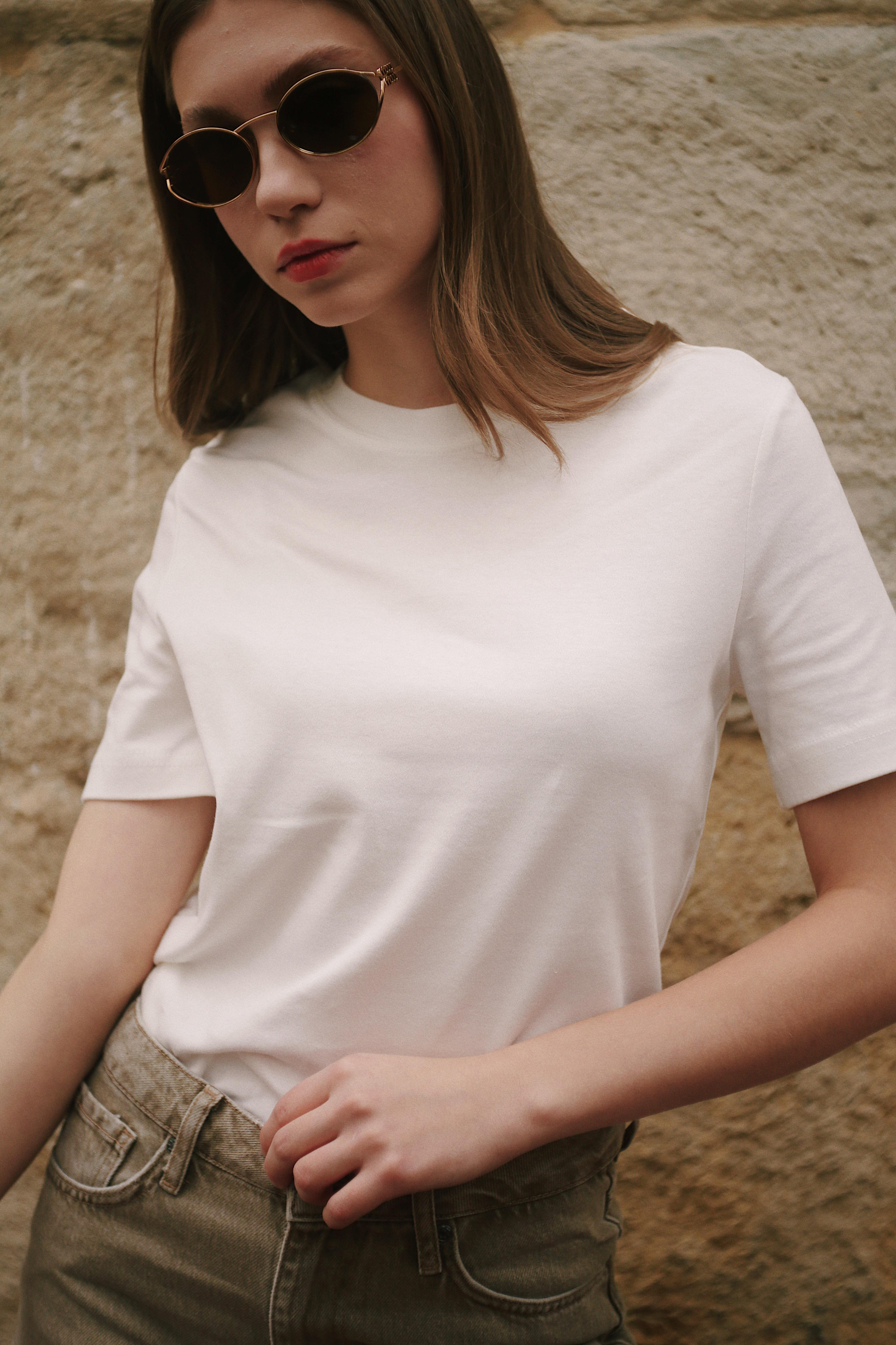 Premium Bisiklet Yaka Pamuklu Geniş Yaka Kadın Beyaz T-shirt Basic ve diğer T-Shirt modellerimiz için online alışveriş mağazamızı ziyaret edin. 