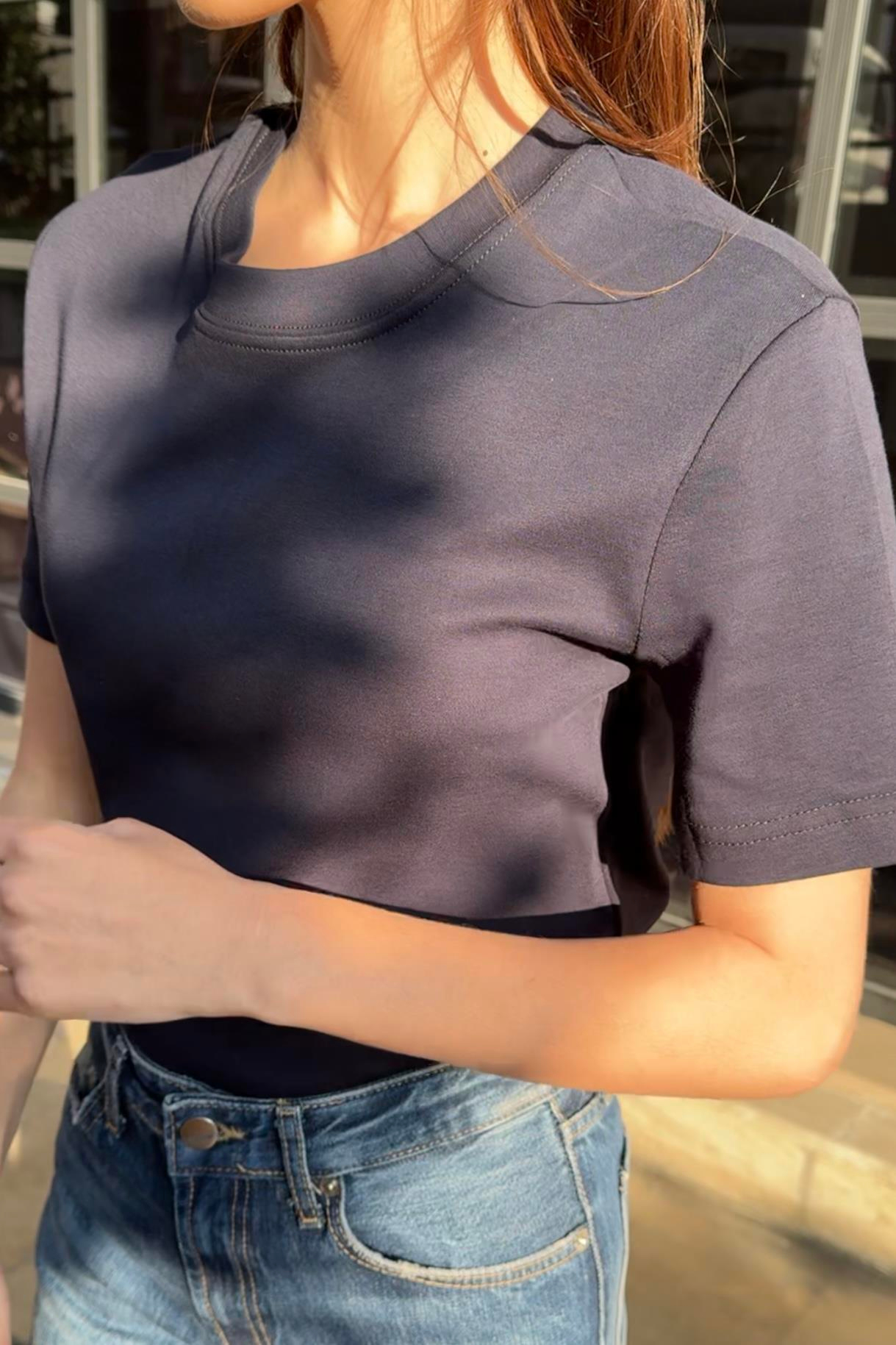 Premium Bisiklet Yaka Pamuklu Geniş Yaka Kadın Lacivert T-shirt Basic ve diğer T-Shirt modellerimiz için online alışveriş mağazamızı ziyaret edin. 