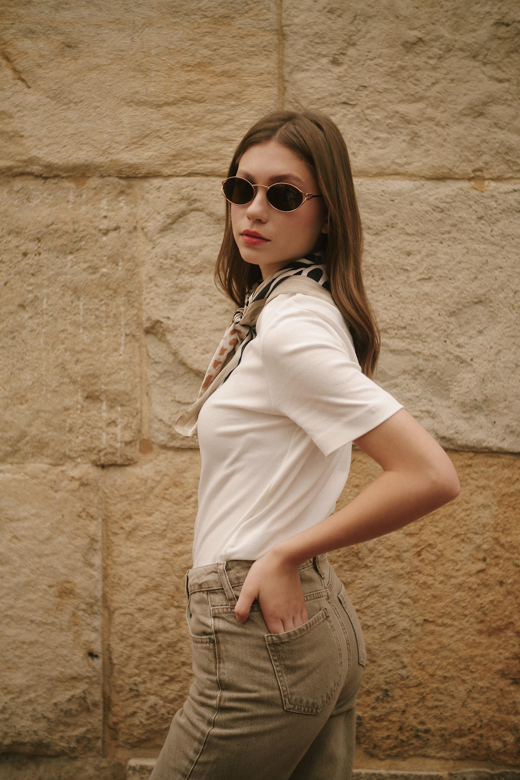 Premium Bisiklet Yaka Pamuklu Geniş Yaka Kadın Beyaz T-shirt Basic ve diğer T-Shirt modellerimiz için online alışveriş mağazamızı ziyaret edin. 