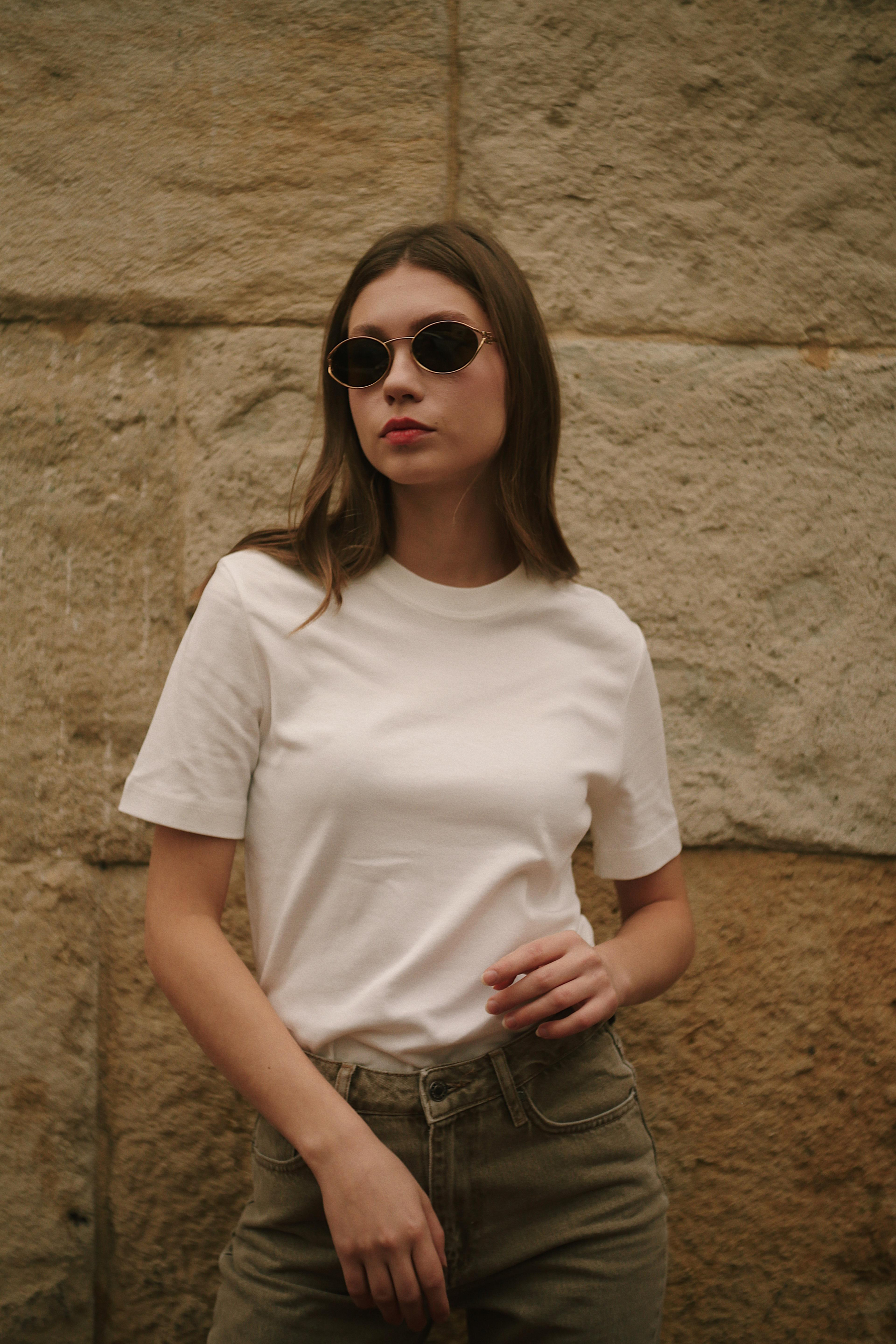 Premium Bisiklet Yaka Pamuklu Geniş Yaka Kadın Beyaz T-shirt Basic ve diğer T-Shirt modellerimiz için online alışveriş mağazamızı ziyaret edin. 