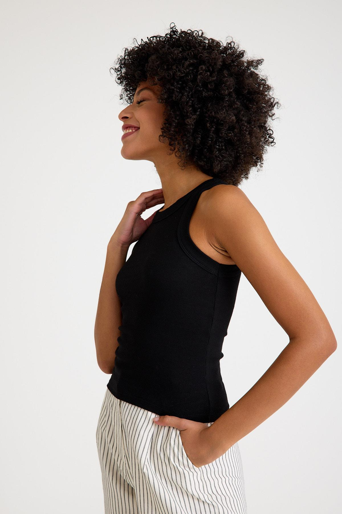 Premium Halter Yaka Pamuk Kaşkorse Fitilli Kadın Siyah Atlet T-shirt Basic ve diğer Bluz modellerimiz için online alışveriş mağazamızı ziyaret edin. 