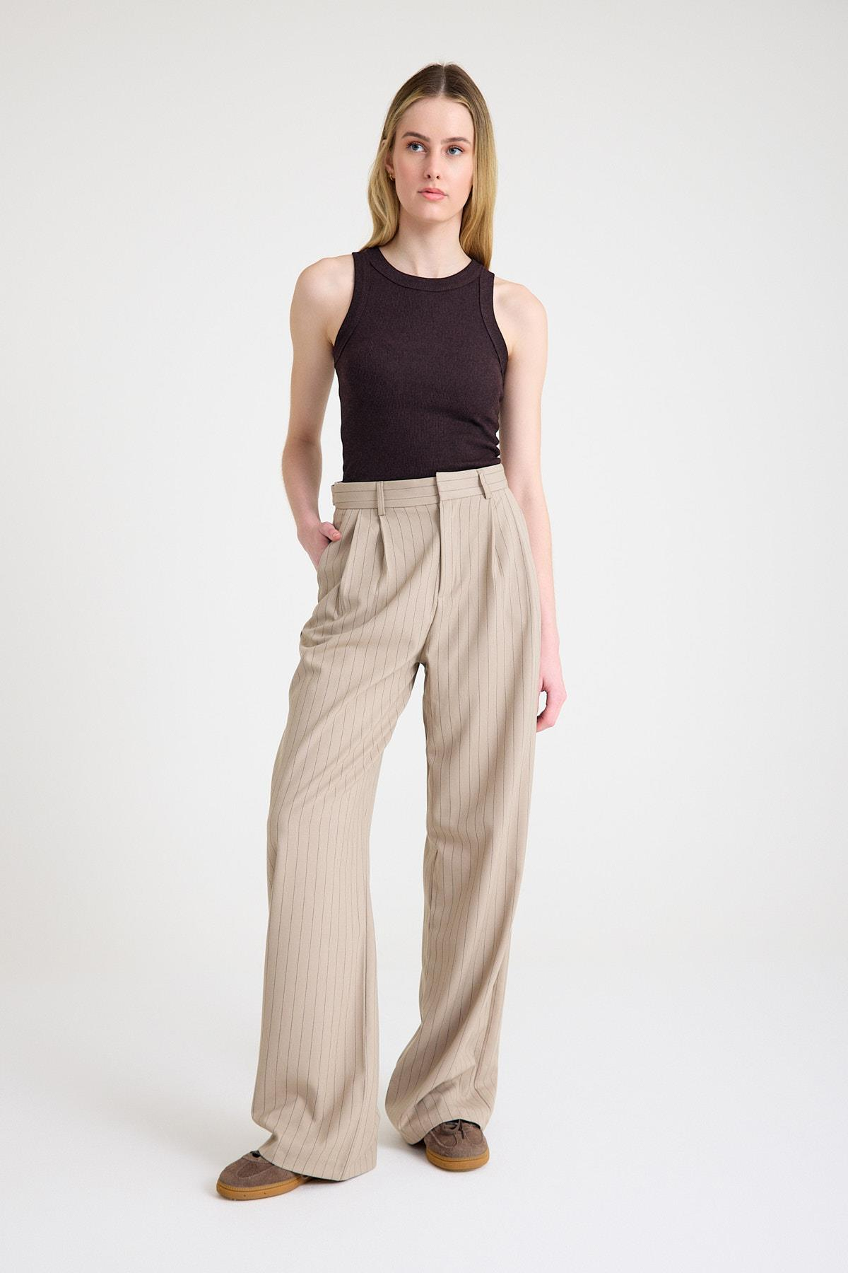 Premium Halter Yaka Pamuk Kaşkorse Fitilli Kadın Kahverengi Atlet T-shirt Basic ve diğer Bluz modellerimiz için online alışveriş mağazamızı ziyaret edin. 