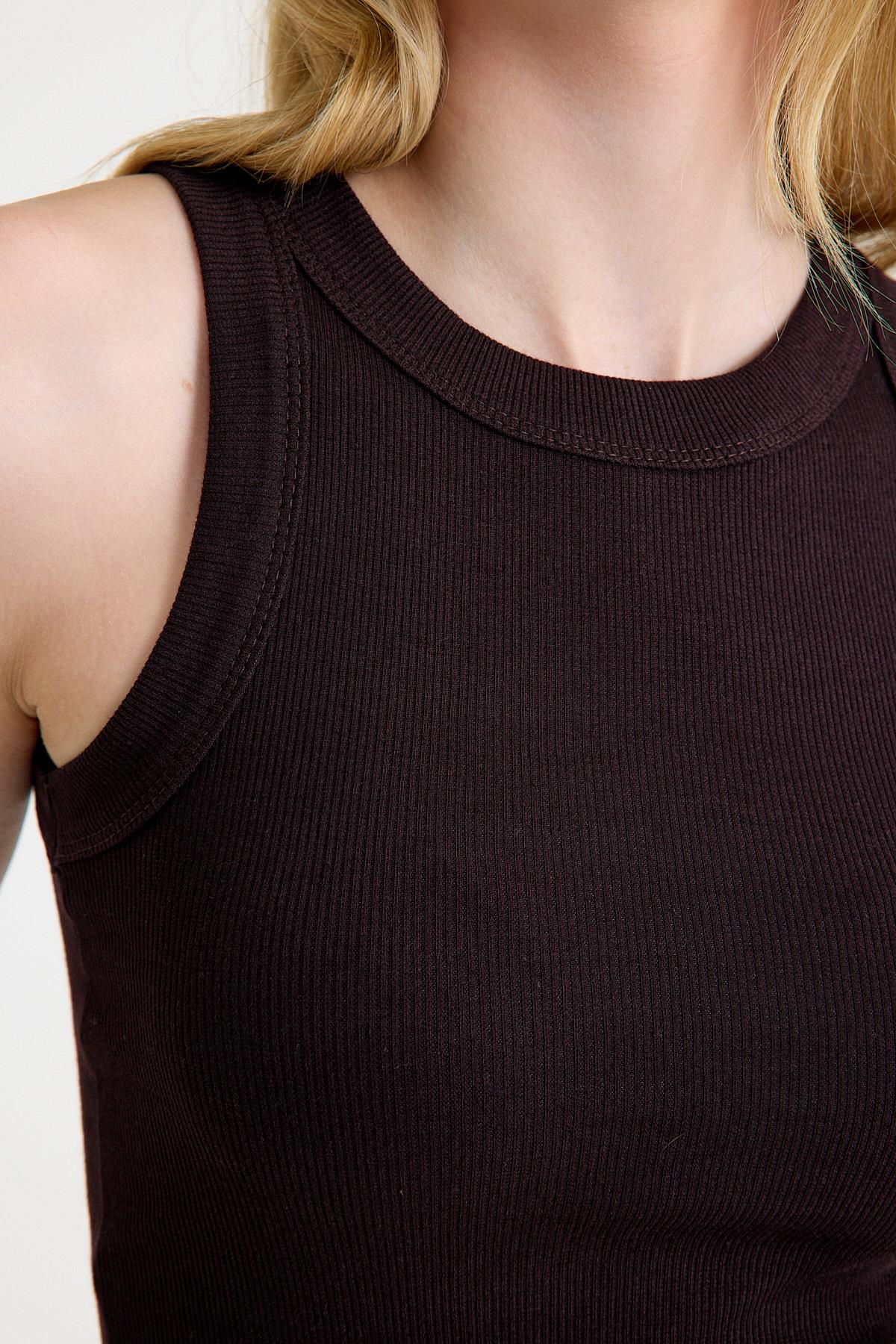 Premium Halter Yaka Pamuk Kaşkorse Fitilli Kadın Kahverengi Atlet T-shirt Basic ve diğer Bluz modellerimiz için online alışveriş mağazamızı ziyaret edin. 