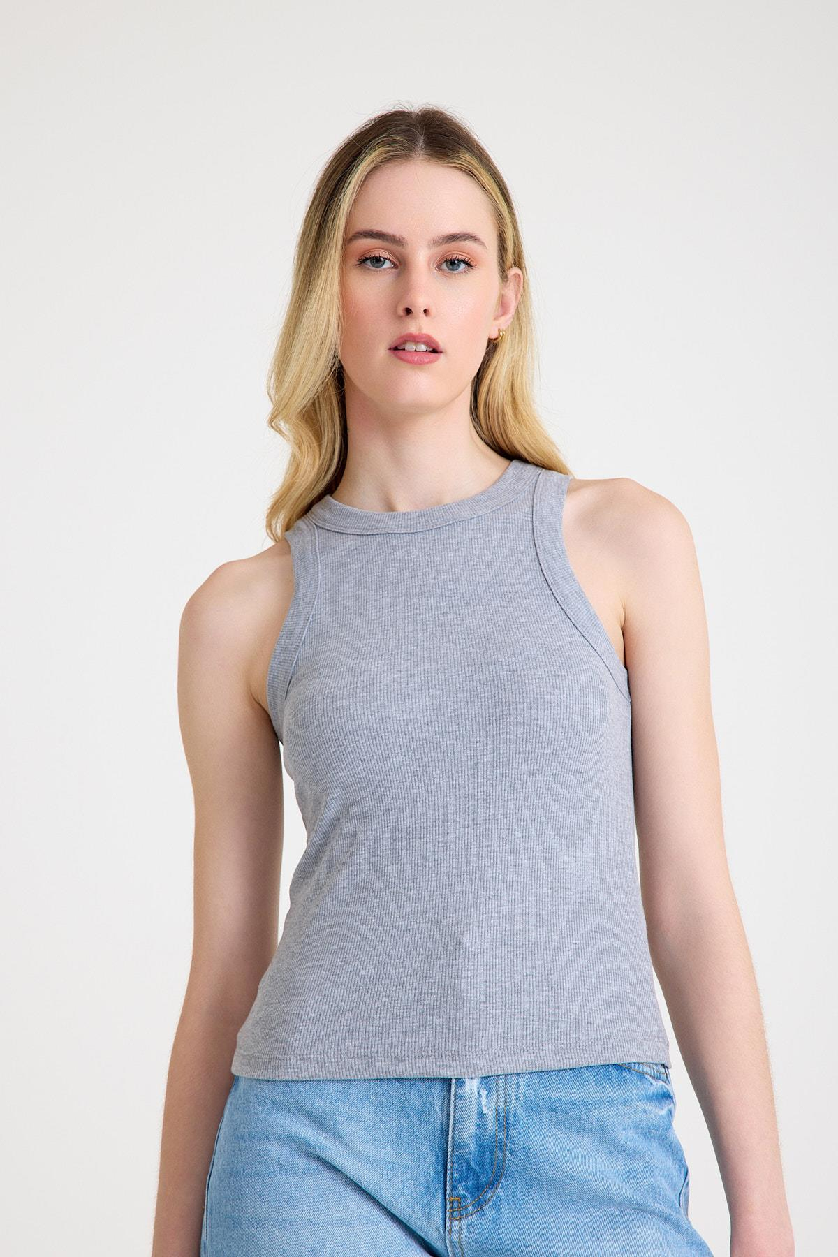 Premium Halter Yaka Pamuk Kaşkorse Fitilli Kadın Gri Atlet T-shirt Basic ve diğer Bluz modellerimiz için online alışveriş mağazamızı ziyaret edin. 