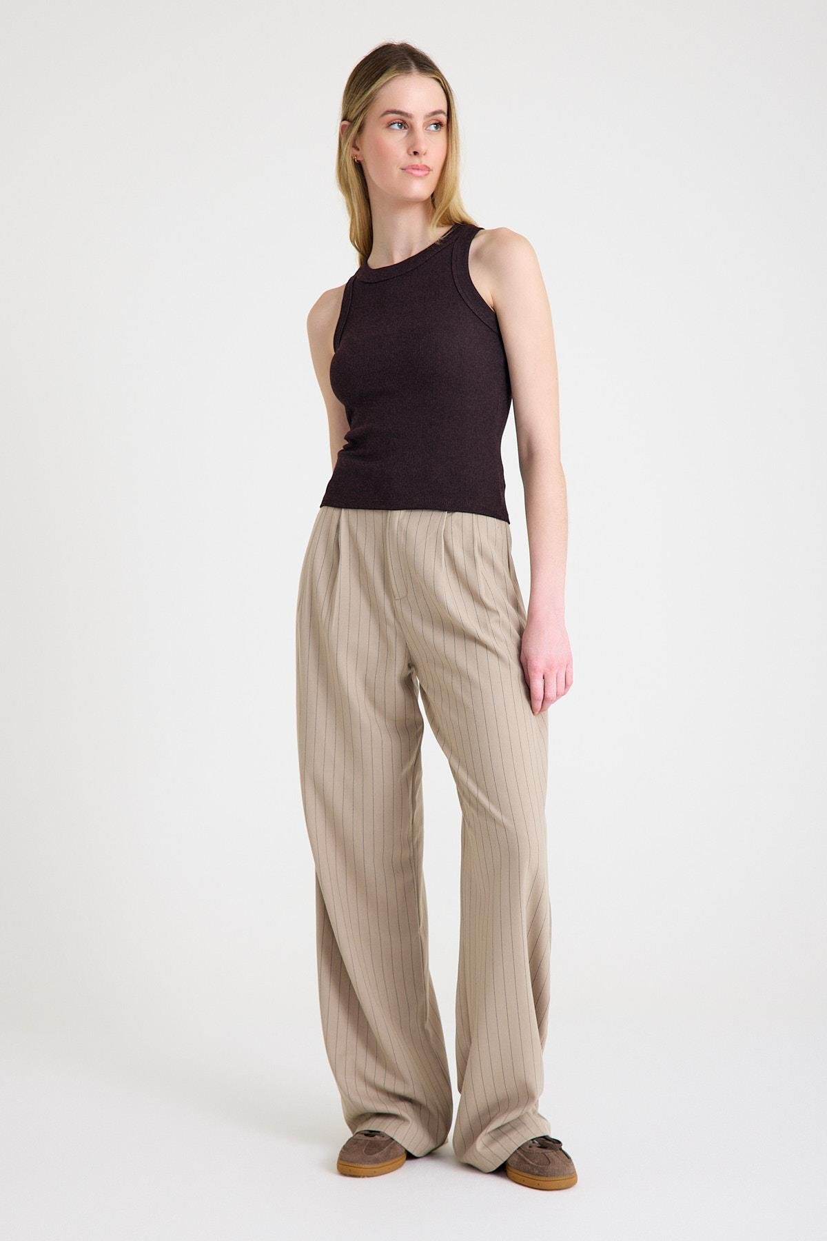 Premium Halter Yaka Pamuk Kaşkorse Fitilli Kadın Kahverengi Atlet T-shirt Basic ve diğer Bluz modellerimiz için online alışveriş mağazamızı ziyaret edin. 