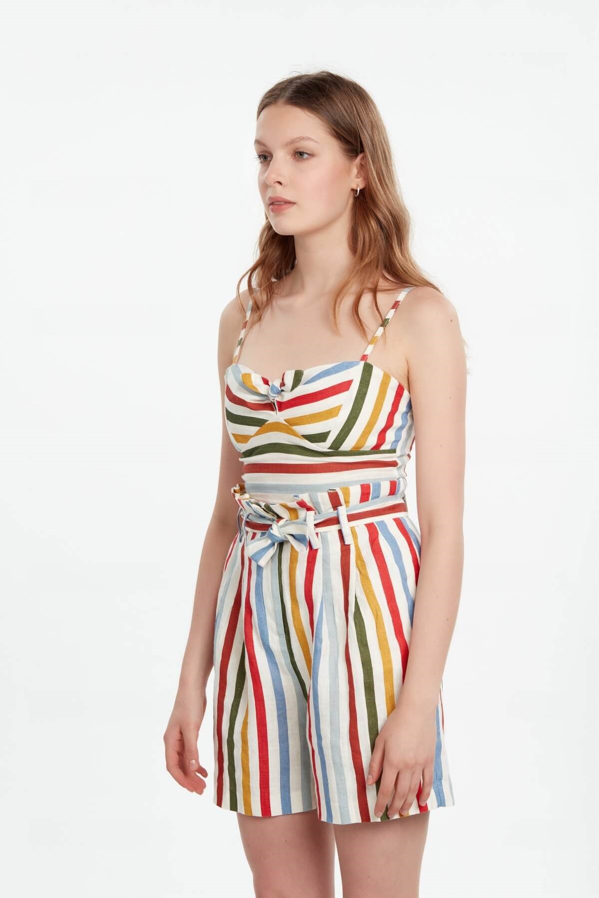 Renkli çizgili keten yüksek bel şort ve diğer Şort modellerimiz için online alışveriş mağazamızı ziyaret edin. 