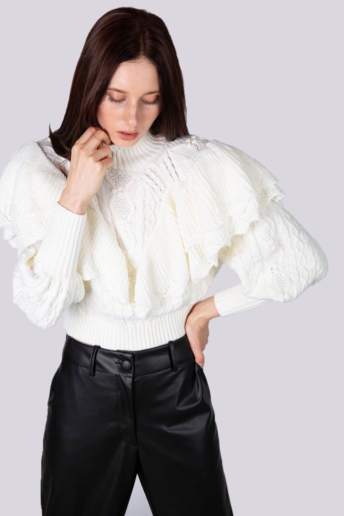 Saç örgü detaylı balıkçı yaka omuzları fırfırlı kazak - Ekru ve diğer Triko modellerimiz için online alışveriş mağazamızı ziyaret edin. 