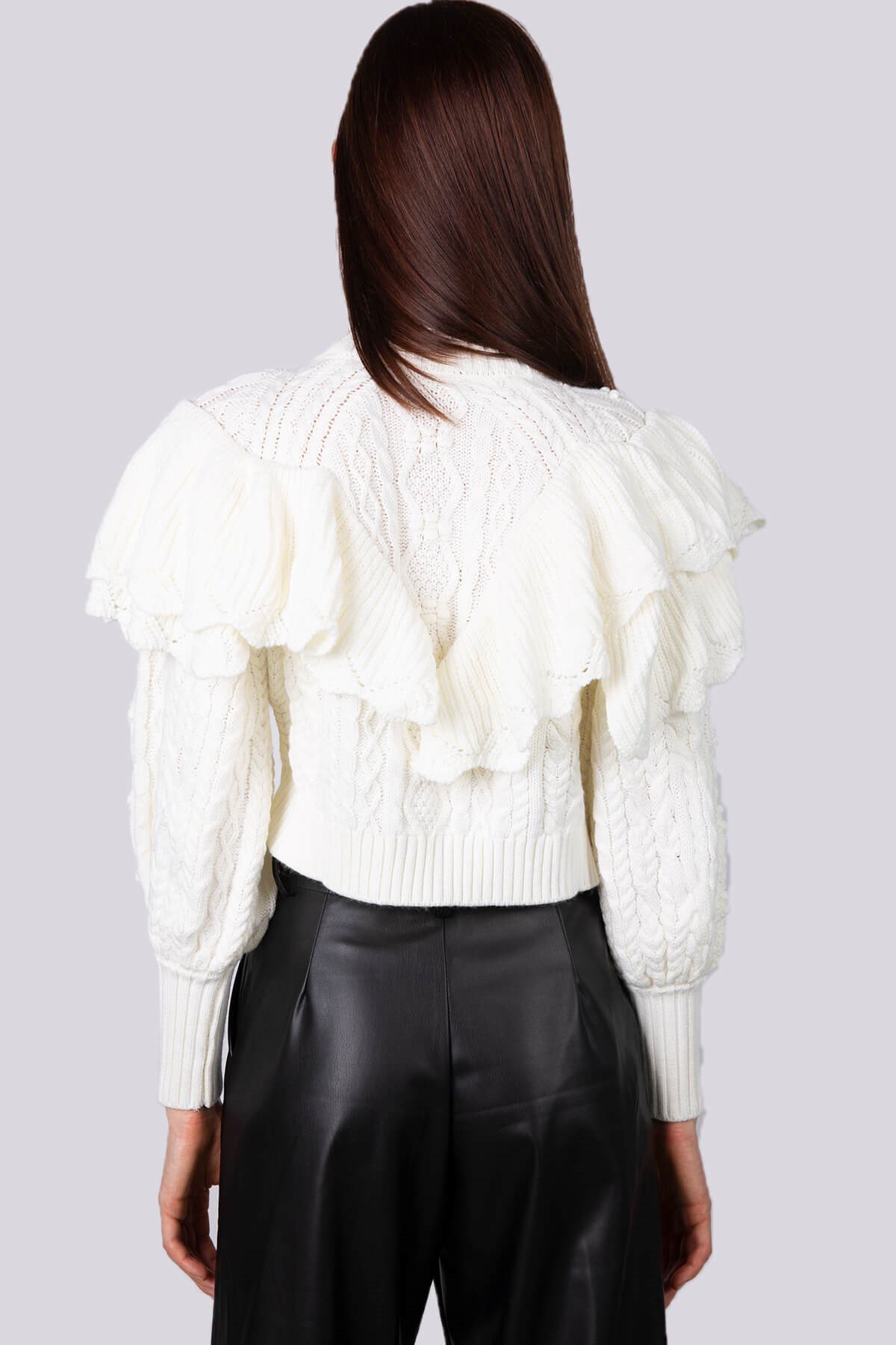 Saç örgü detaylı balıkçı yaka omuzları fırfırlı kazak - Ekru ve diğer Triko modellerimiz için online alışveriş mağazamızı ziyaret edin. 