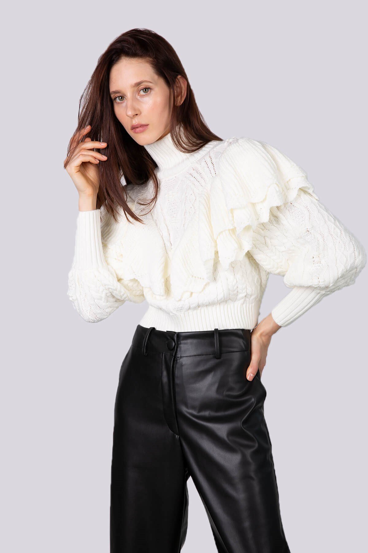 Saç örgü detaylı balıkçı yaka omuzları fırfırlı kazak - Ekru ve diğer Triko modellerimiz için online alışveriş mağazamızı ziyaret edin. 