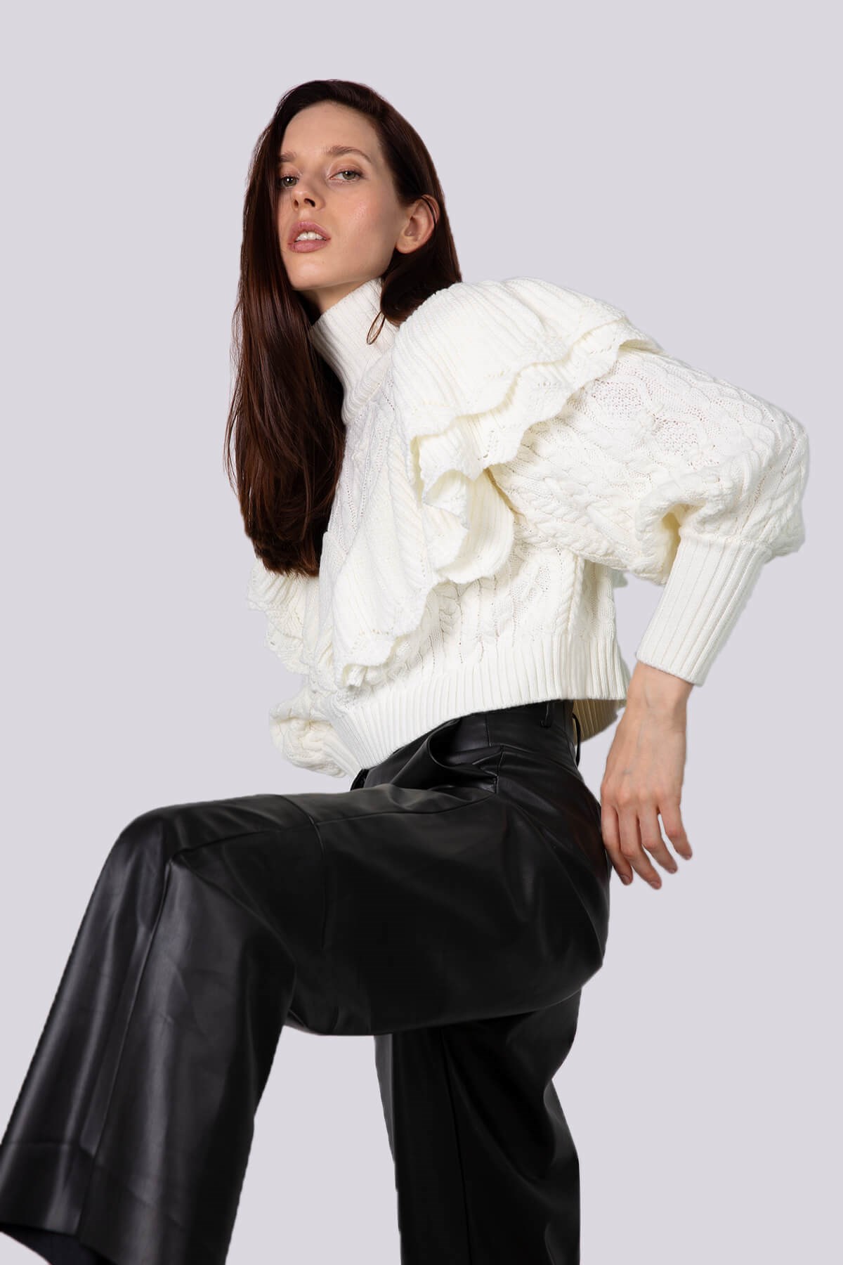 Saç örgü detaylı balıkçı yaka omuzları fırfırlı kazak - Ekru ve diğer Triko modellerimiz için online alışveriş mağazamızı ziyaret edin. 