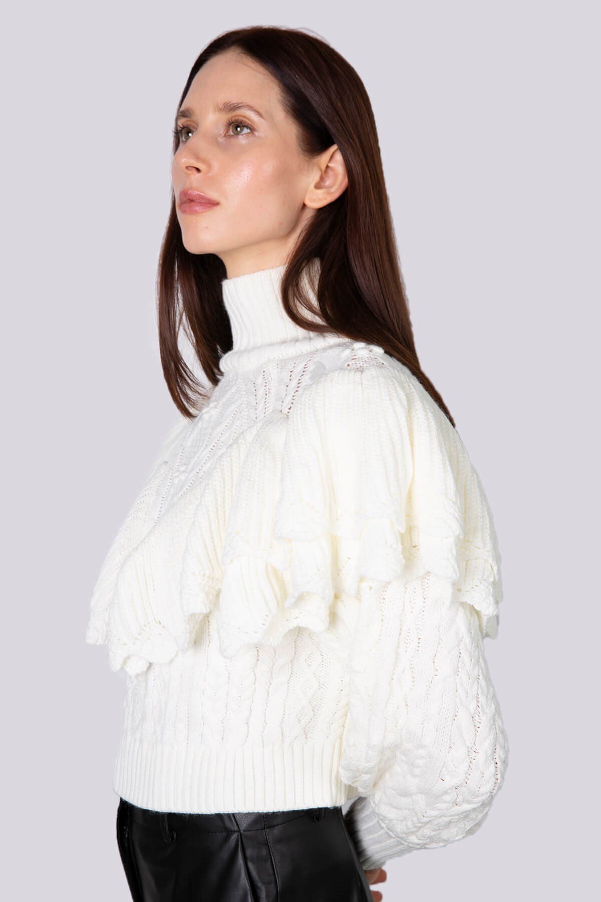 Saç örgü detaylı balıkçı yaka omuzları fırfırlı kazak - Ekru ve diğer Triko modellerimiz için online alışveriş mağazamızı ziyaret edin. 