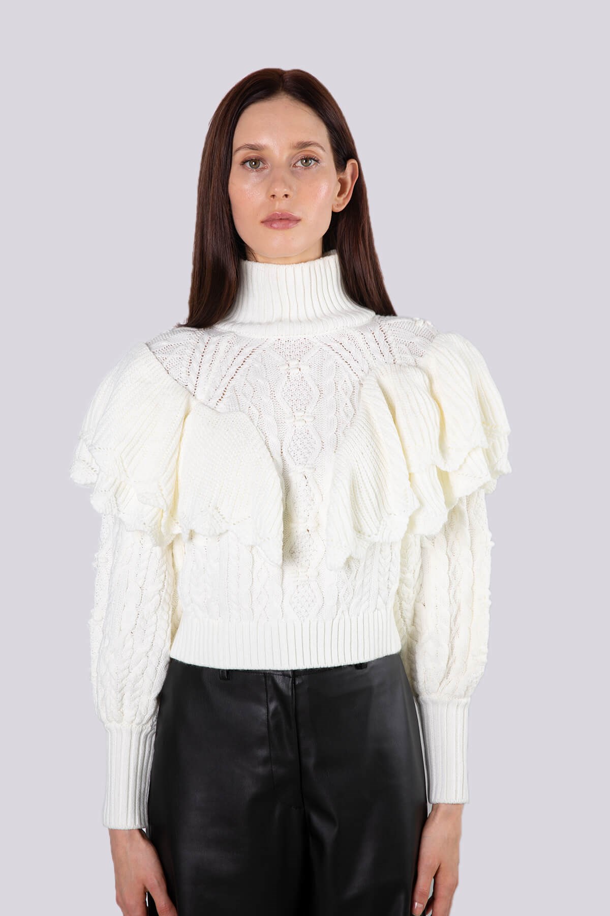 Saç örgü detaylı balıkçı yaka omuzları fırfırlı kazak - Ekru ve diğer Triko modellerimiz için online alışveriş mağazamızı ziyaret edin. 