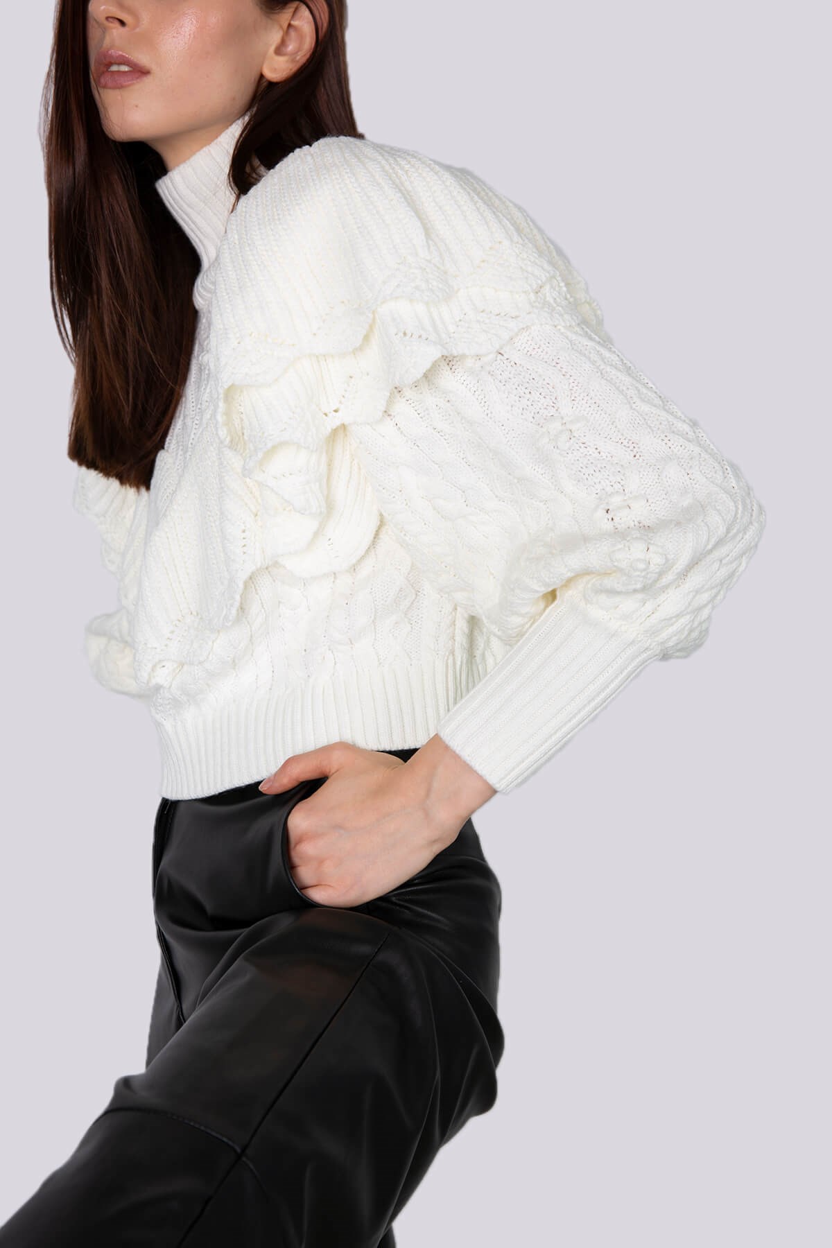 Saç örgü detaylı balıkçı yaka omuzları fırfırlı kazak - Ekru ve diğer Triko modellerimiz için online alışveriş mağazamızı ziyaret edin. 