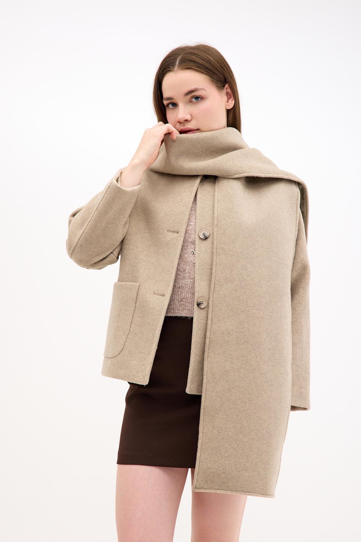 Şal Detaylı Kaşe Krem Rengi Bej Mont Ceket ve diğer Ceket modellerimiz için online alışveriş mağazamızı ziyaret edin. 