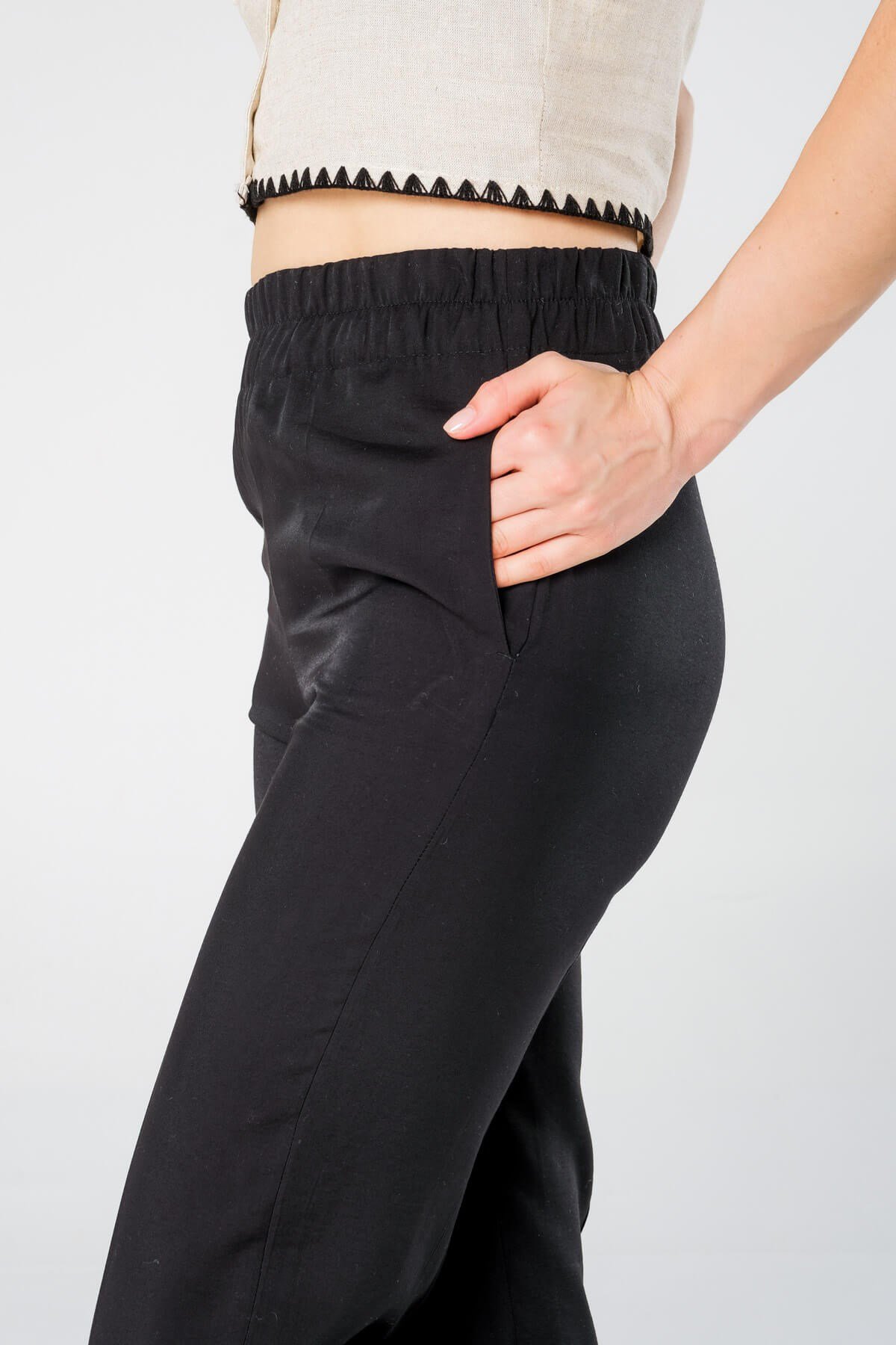 Siyah Beli Lastik Detaylı Duble Paça Kumaş Pantolon ve diğer Pantolon modellerimiz için online alışveriş mağazamızı ziyaret edin. 