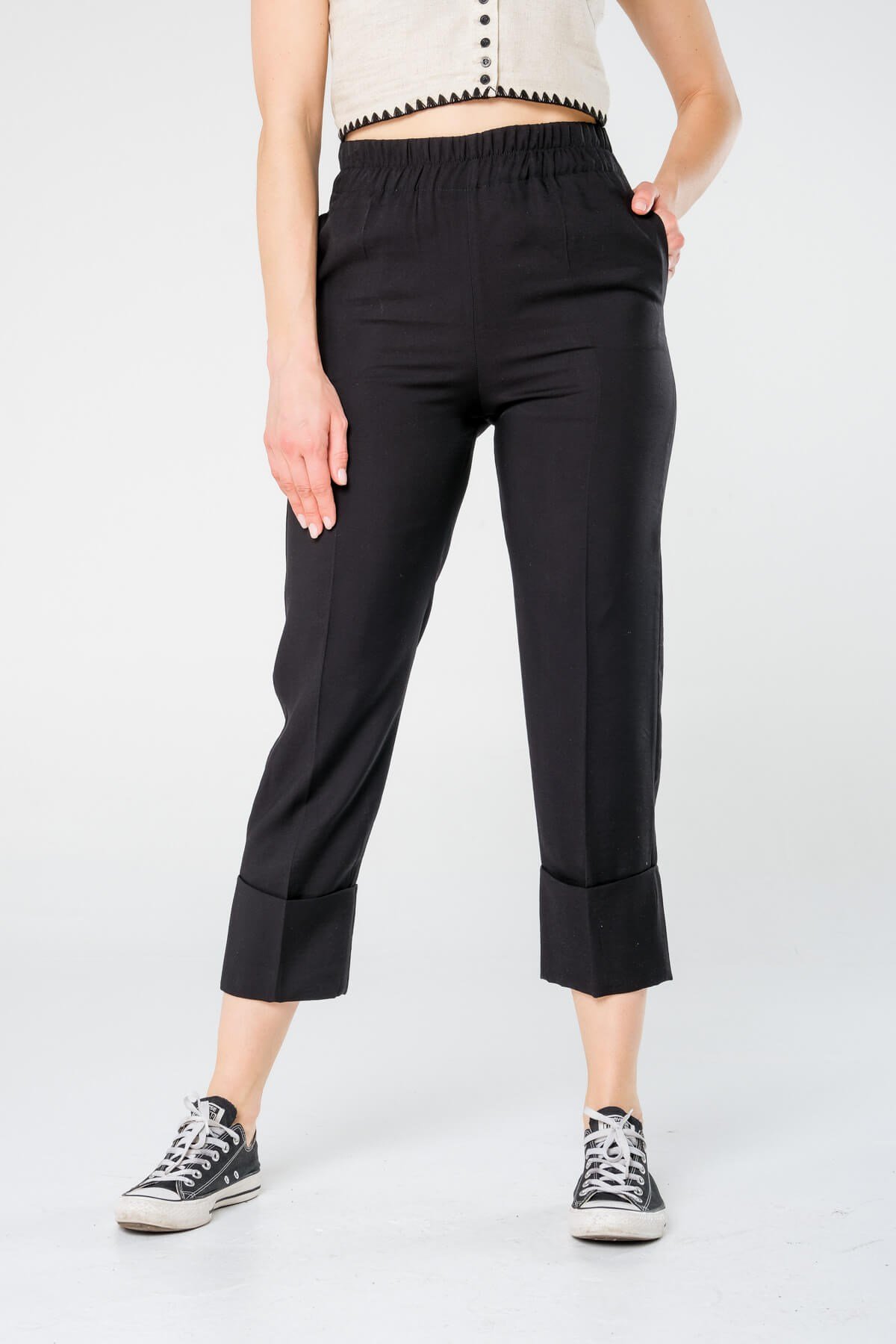 Siyah Beli Lastik Detaylı Duble Paça Kumaş Pantolon ve diğer Pantolon modellerimiz için online alışveriş mağazamızı ziyaret edin. 